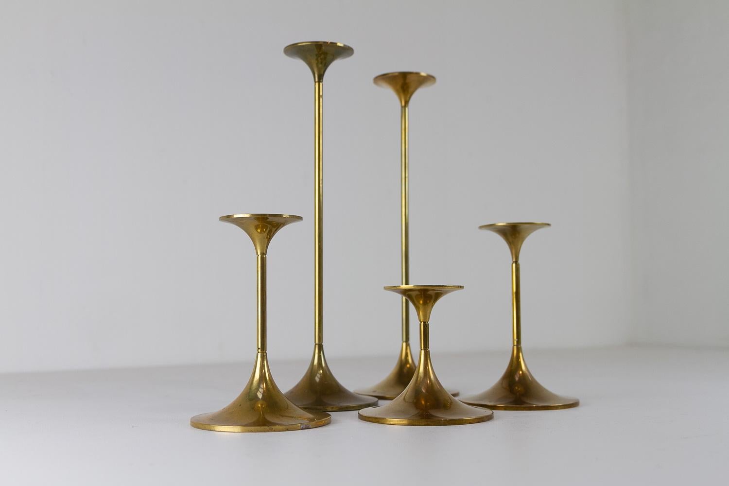 Candelieri danesi d'epoca in ottone di Torben Ørskov 1960. Set di 5. in vendita 11
