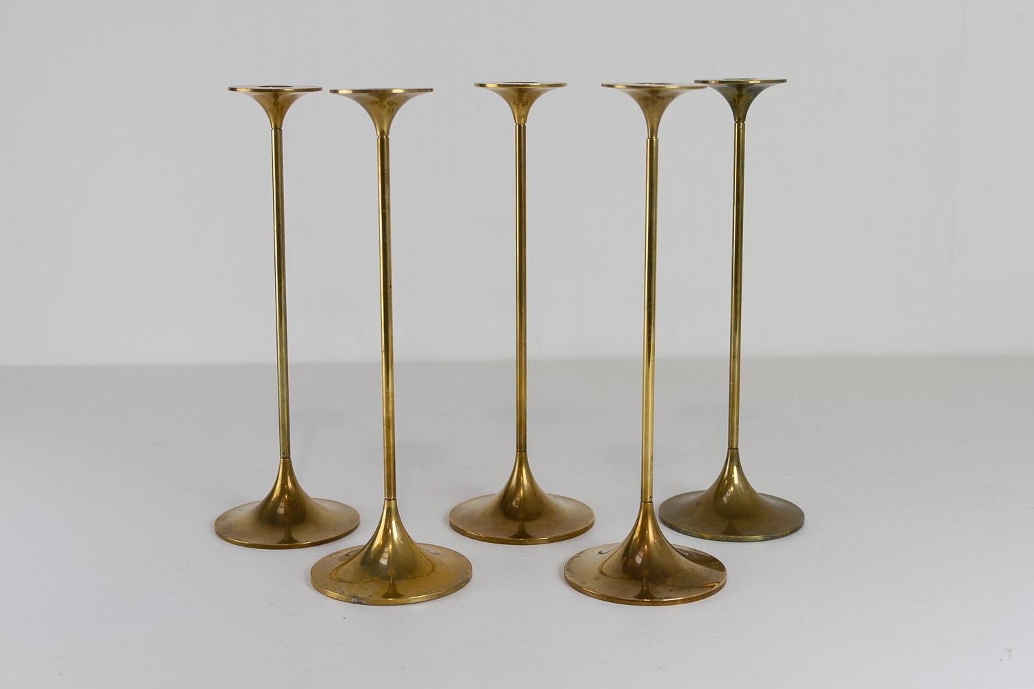 Candelieri danesi d'epoca in ottone di Torben Ørskov 1960. Set di 5.

Cinque splendidi portacandele in ottone massiccio 
