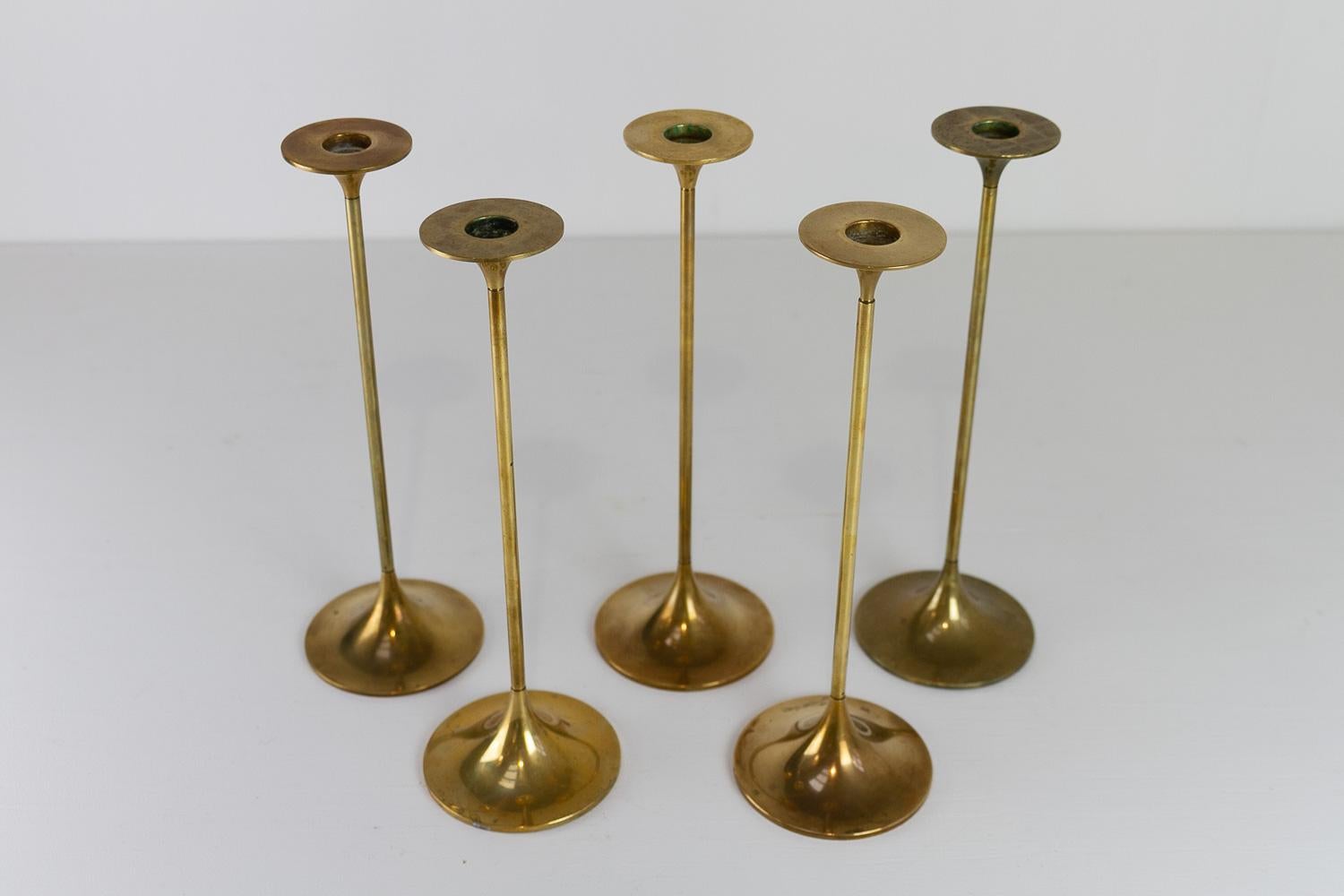 Mid-Century moderno Candelieri danesi d'epoca in ottone di Torben Ørskov 1960. Set di 5. in vendita