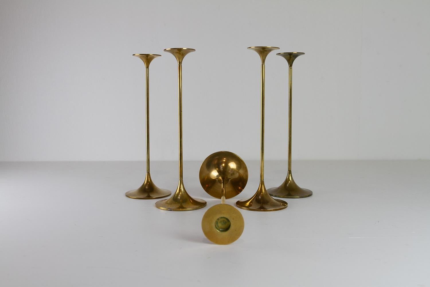 Candelieri danesi d'epoca in ottone di Torben Ørskov 1960. Set di 5. In condizioni buone in vendita a Asaa, DK
