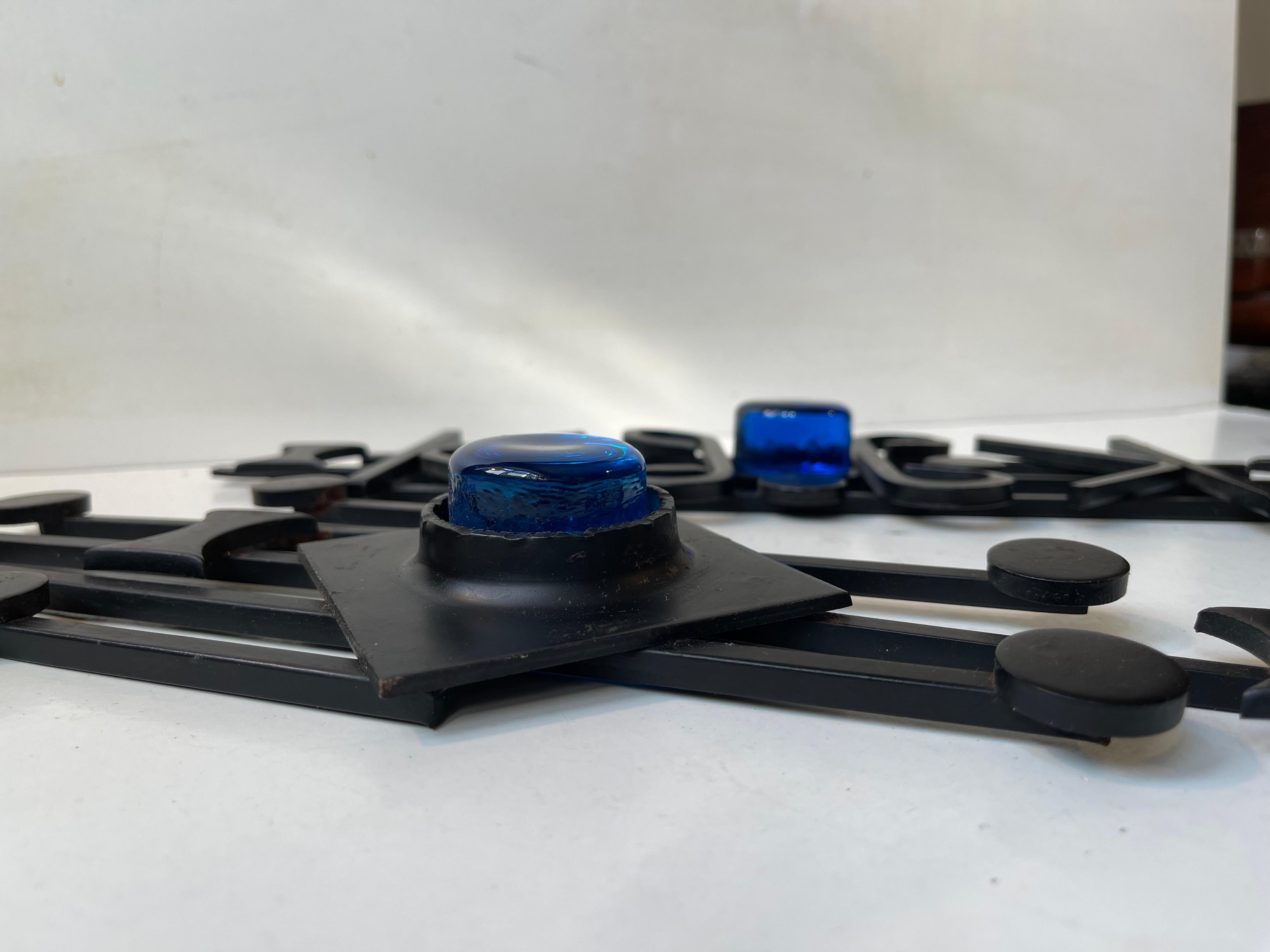 Dänische brutalistische Wandkerzenhalter aus Eisen und blauem Glas im Vintage-Stil von Dantoft, 1970er Jahre im Zustand „Gut“ im Angebot in Esbjerg, DK
