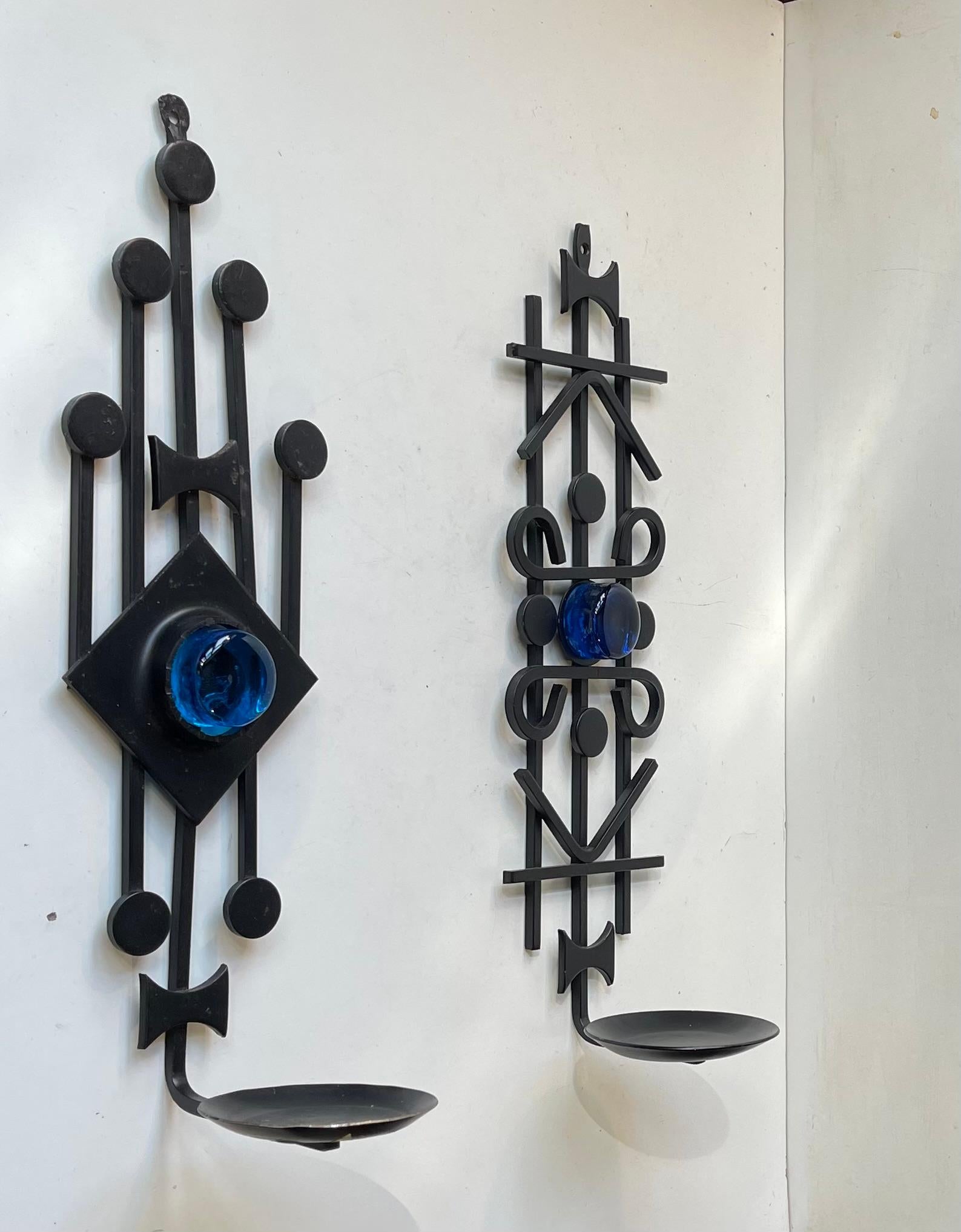 Dänische brutalistische Wandkerzenhalter aus Eisen und blauem Glas im Vintage-Stil von Dantoft, 1970er Jahre (Ende des 20. Jahrhunderts) im Angebot