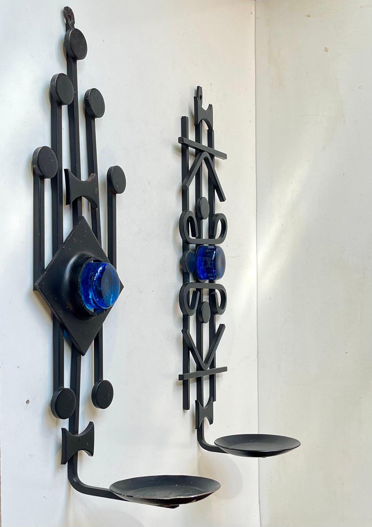 Dänische brutalistische Wandkerzenhalter aus Eisen und blauem Glas im Vintage-Stil von Dantoft, 1970er Jahre (Glaskunst) im Angebot