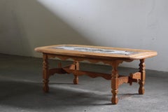 Table basse vintage danoise brutaliste en chêne et carrelage style Henning Kjærnulf, années 60