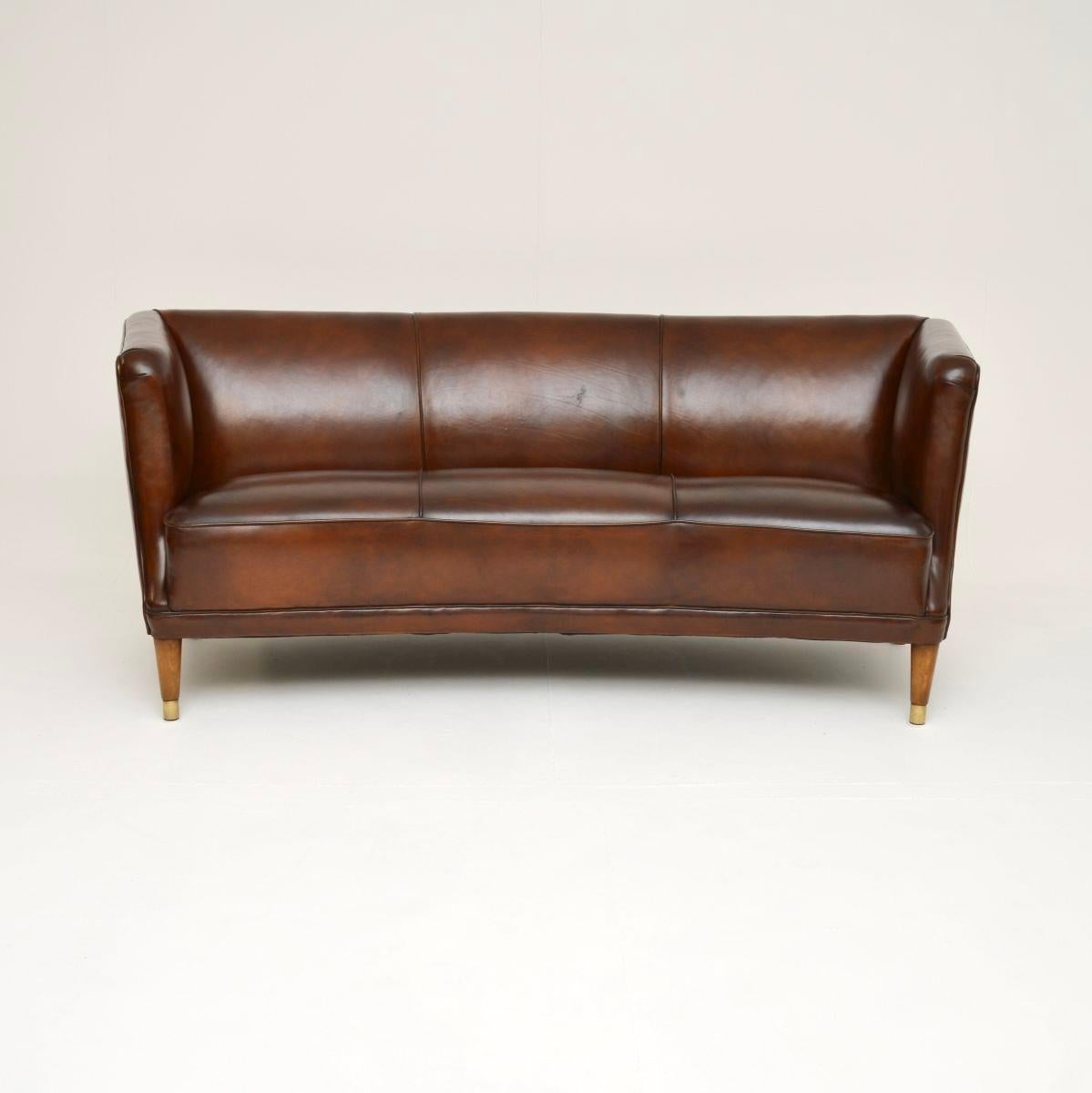 Un canapé en cuir d'ébéniste danois vintage absolument magnifique et extrêmement bien fait. Récemment importé du Danemark, il date des années 1950.

La qualité est exceptionnelle, la taille est très utile et très confortable. Le cadre est bien