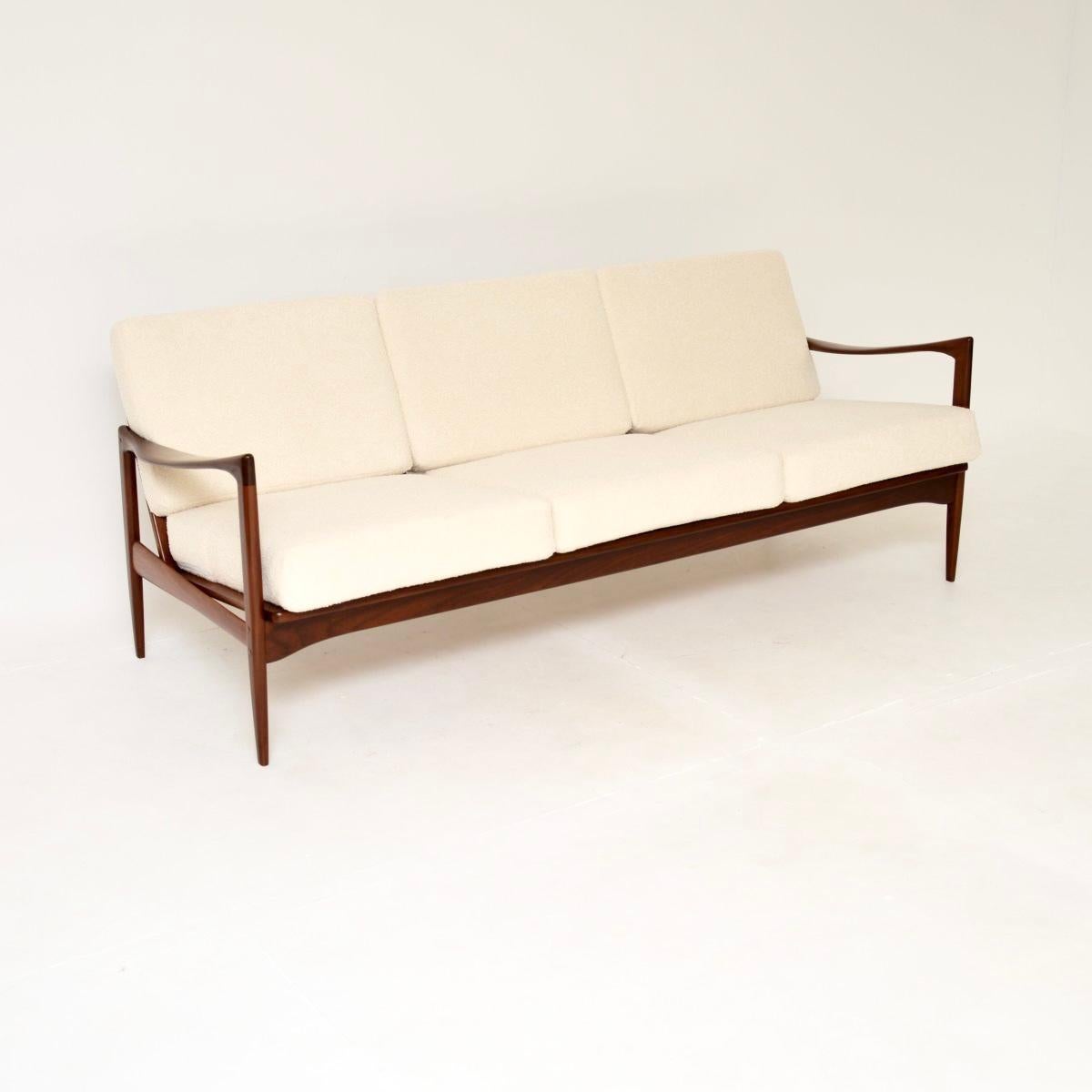 Un divano vintage assolutamente straordinario di Ib Kofod-Larsen per OPE. Il design è danese ma è stato prodotto in Svezia e risale agli anni '60.

È di qualità eccezionale, ha un design splendido ed è molto confortevole. La cornice è in legno