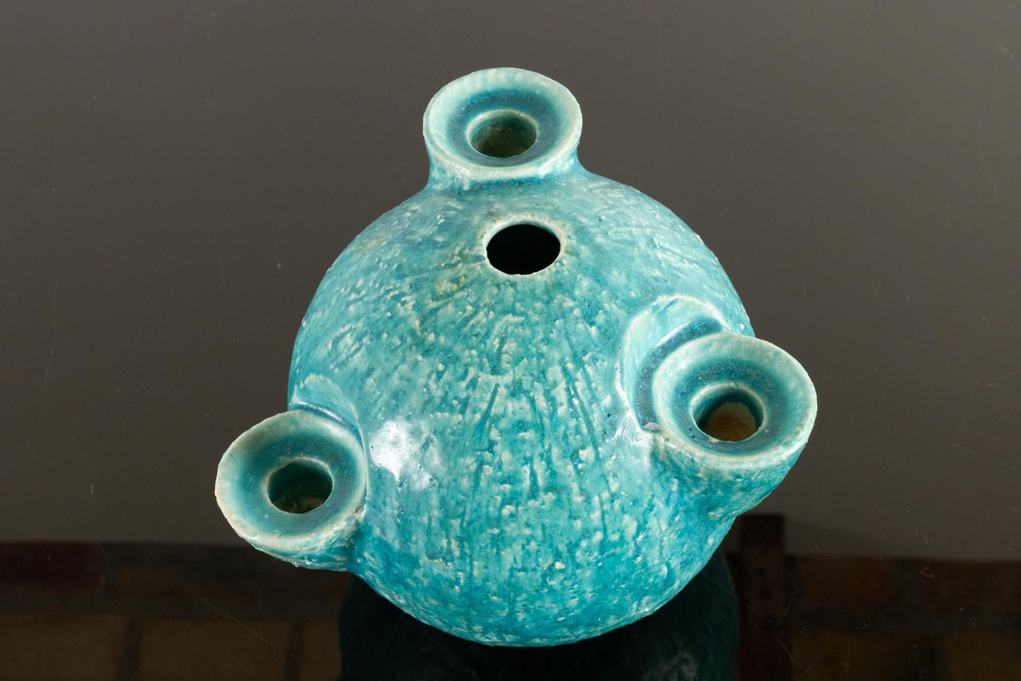 Dänischer Vintage-Kerzenhalter von Sejer Keramik, 1960er Jahre
Einzigartiger großer Keramik-Kerzenhalter und Vase in türkisfarbener Glasur von Sejer Pottery in Dänemark. Fasst drei 20-mm-Kerzen. Sehr schönes organisches Design.
Sehr guter Zustand.