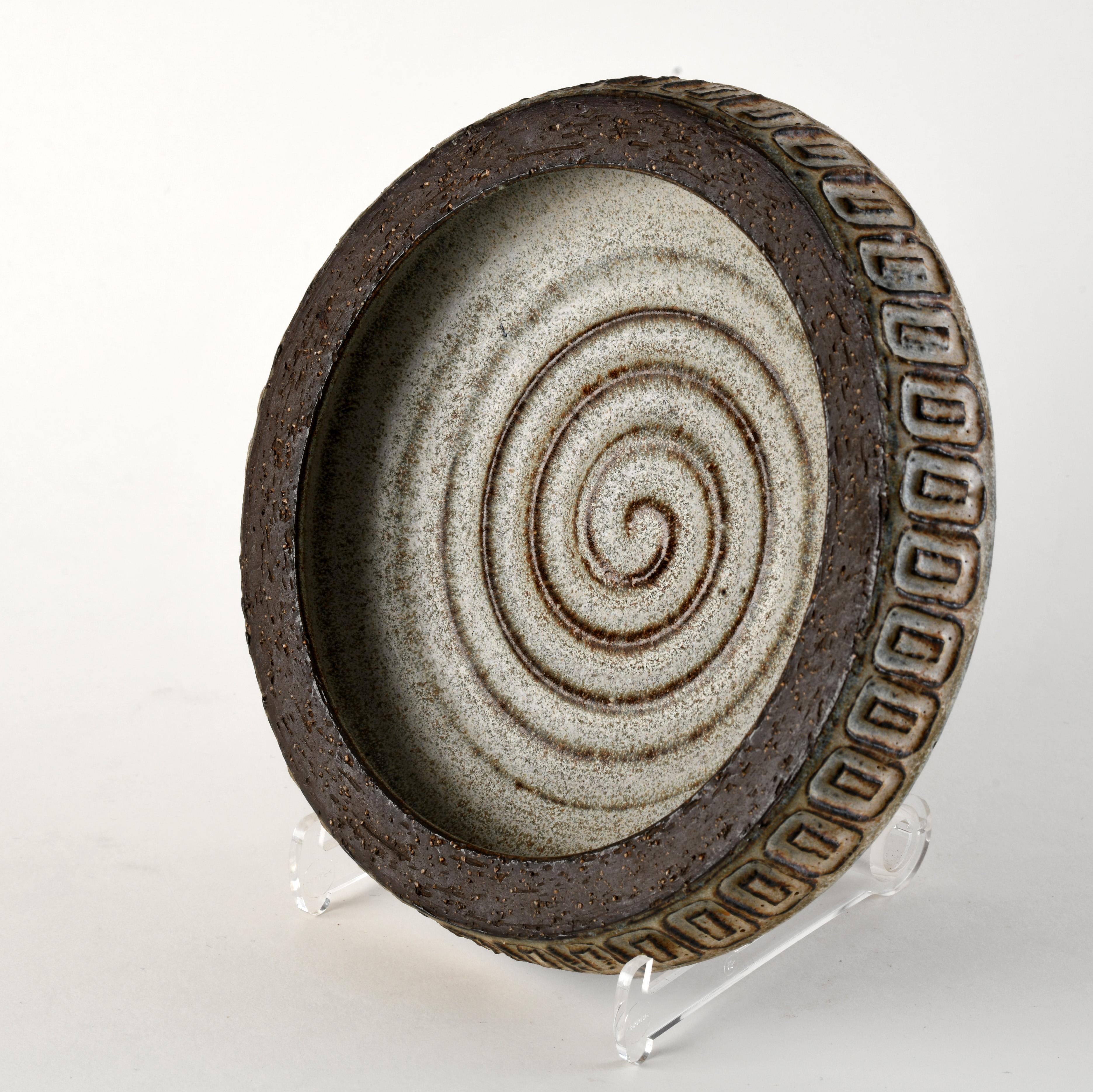 Ciotola in gres smaltato disegnata da Helje Bjufstrøm per lo studio Michael Andersen negli anni Sessanta. Lo studio di Michael Andersen si trovava sull'isola di Bornholm, a est della Danimarca, un luogo che da due secoli favorisce la ceramica.
 Lo