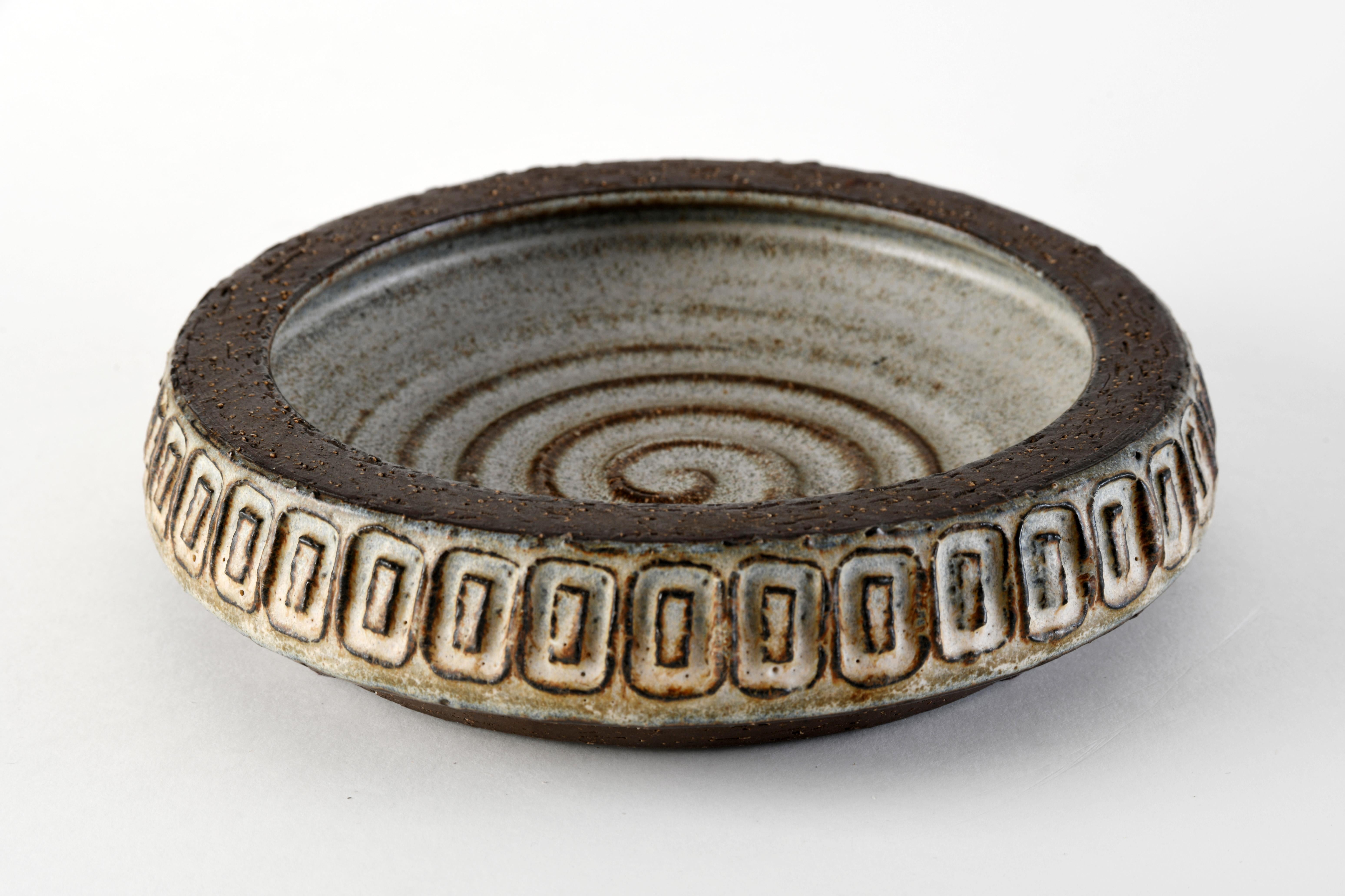 Metà XX secolo Ciotola danese d'epoca in ceramica di Helge Bjufstrøm per il laboratorio Michael Andersen in vendita