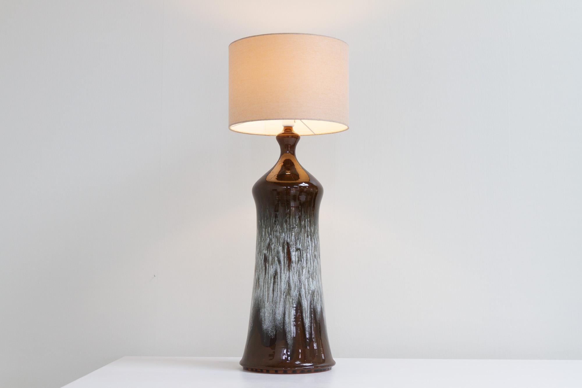 Vintage Danish ceramic floor lamp by Tjelberg, 1970s.
Large Mid-Century Modern ceramic floor lamp including shade, designed and manufactured by Jørgen Tjelberg Hansen, Denmark in the 1970s.
Glaze in beautiful brown and white colors. A great