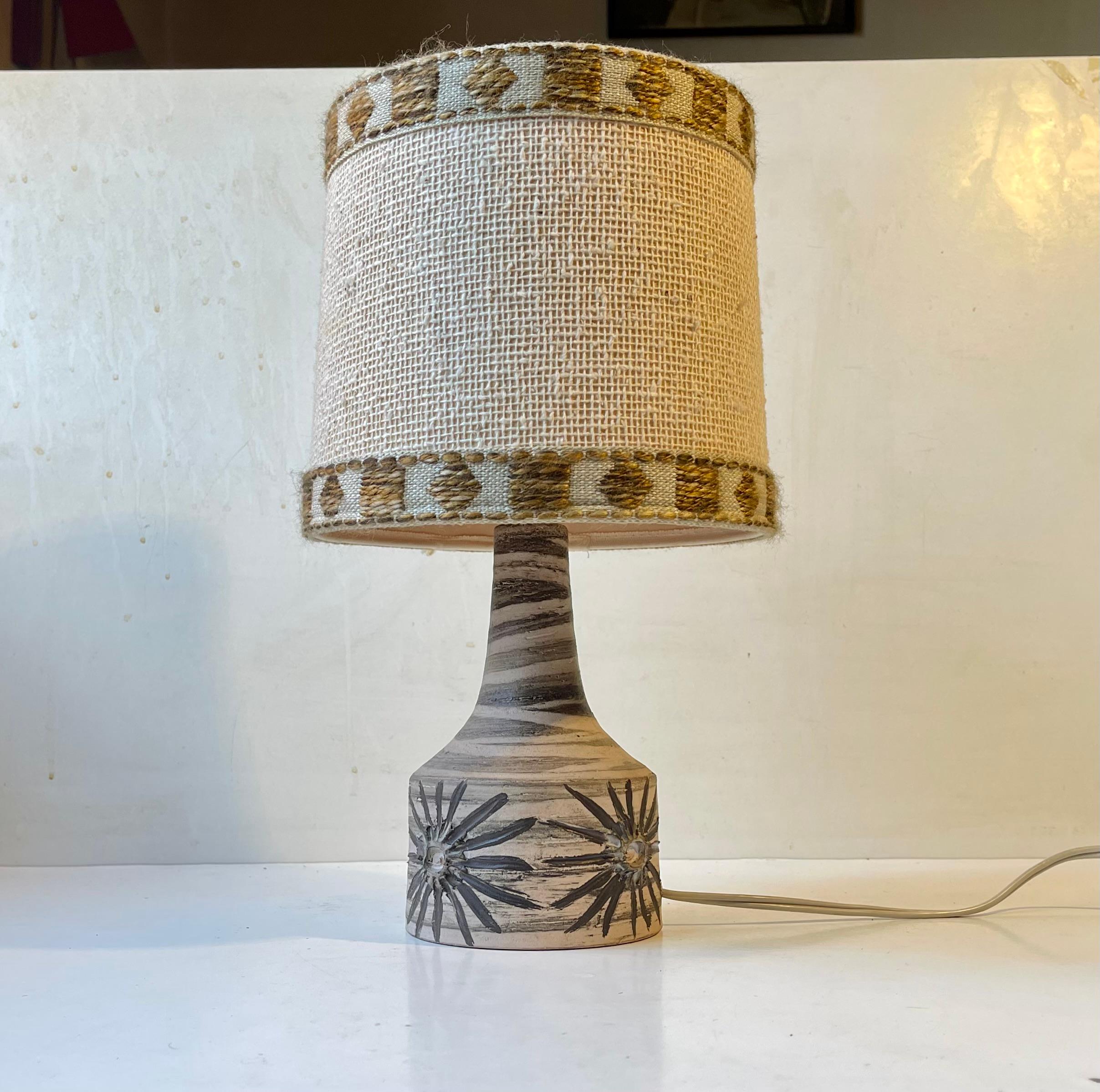 Lampada da tavolo danese vintage in ceramica dipinta a mano con strisce e fiori nei toni della terra. Progettato e realizzato presso lo Studio Alfred Dochedahl di Copenaghen intorno al 1970-75. Stilisticamente simile ai pezzi di Søholm e Einar