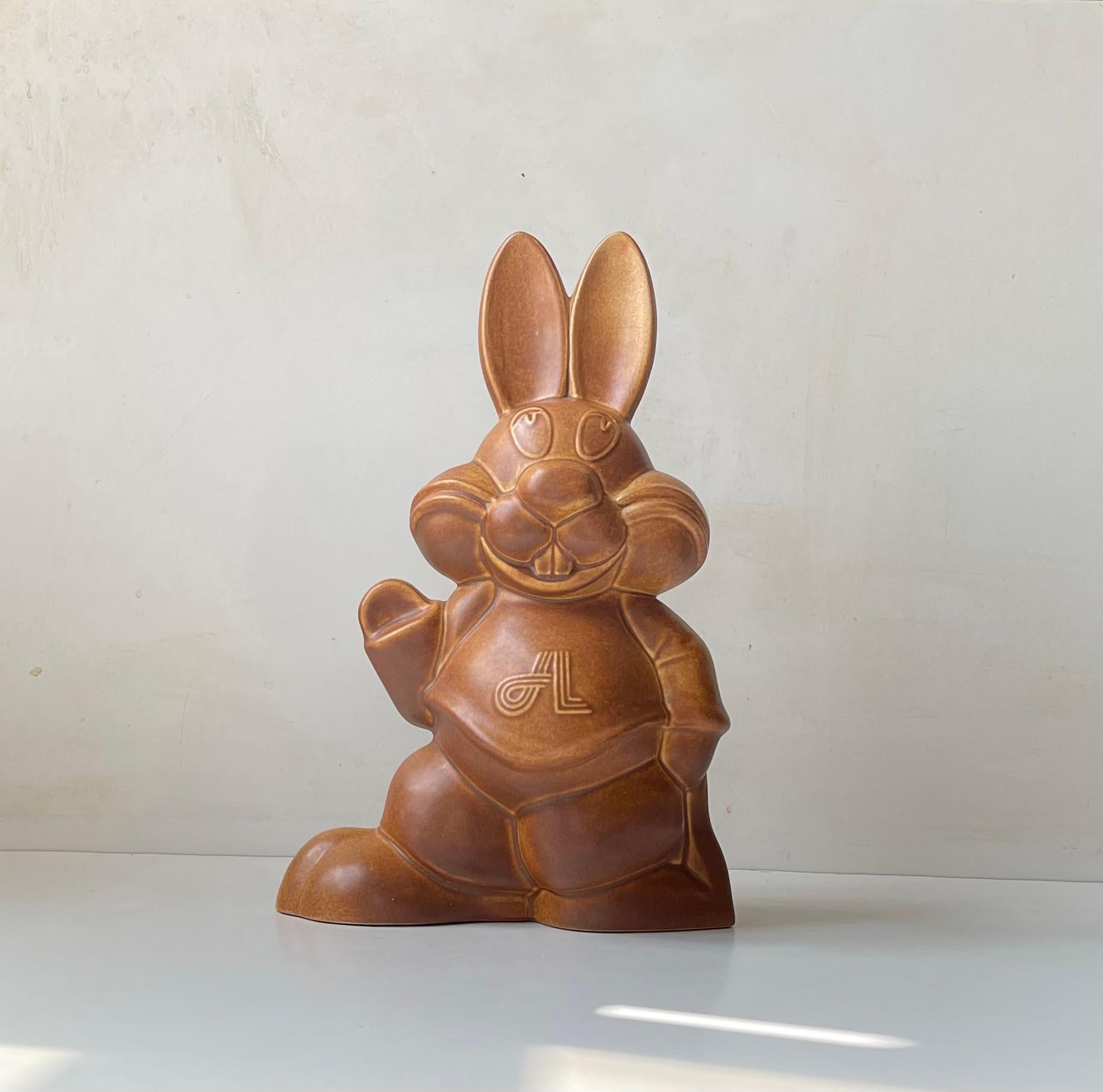 Fine XX secolo Salvadanaio danese d'epoca in ceramica Jumbo Bunny di Søholm, anni '80 in vendita