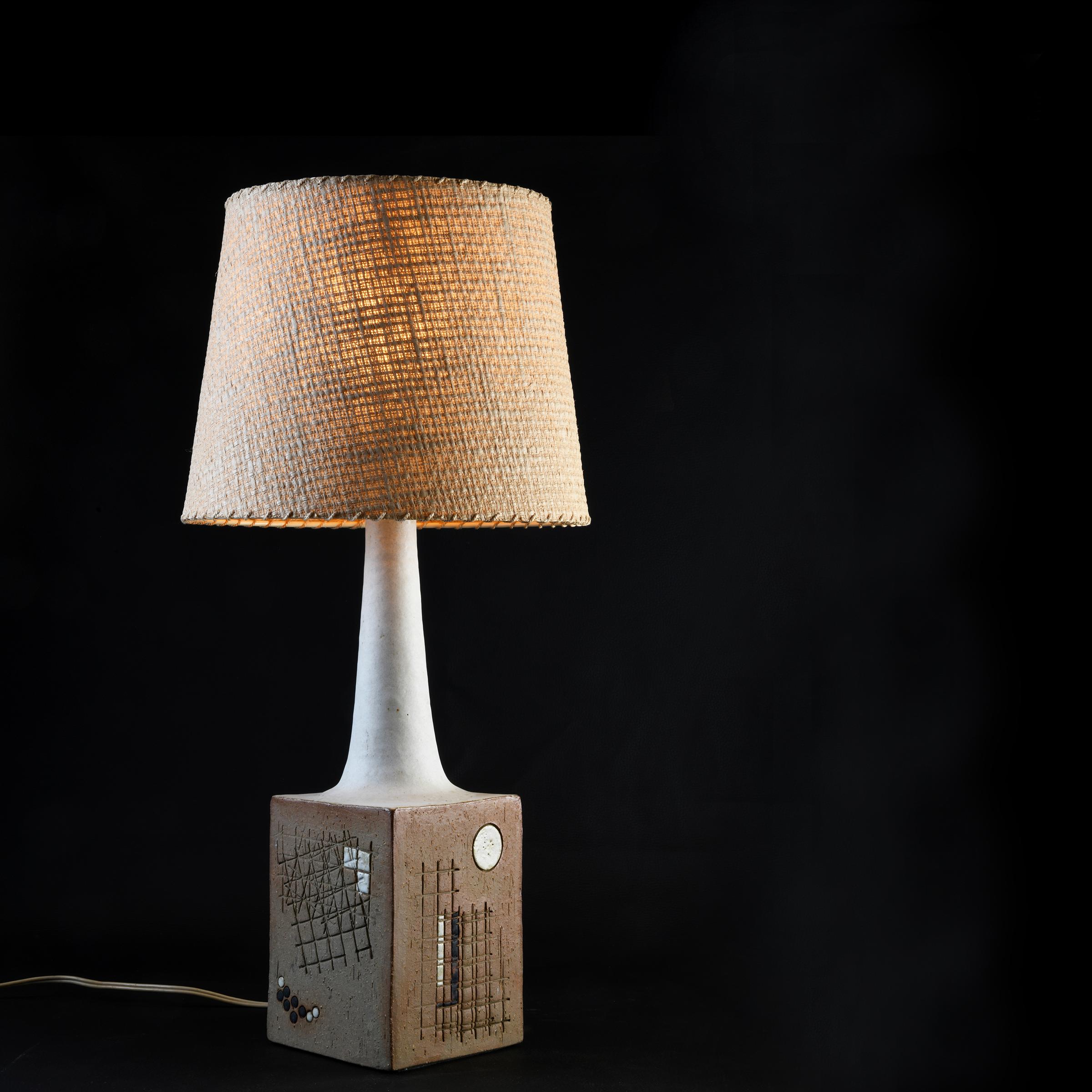 Ceramic table lamp by Mette Løkken Stiil and Alexa in the 1970s and a lampshade. The lampshade has an enamelled geometrical pattern on all four sides and a removable cover on the top, depending on the type of lighting required. Switch on the