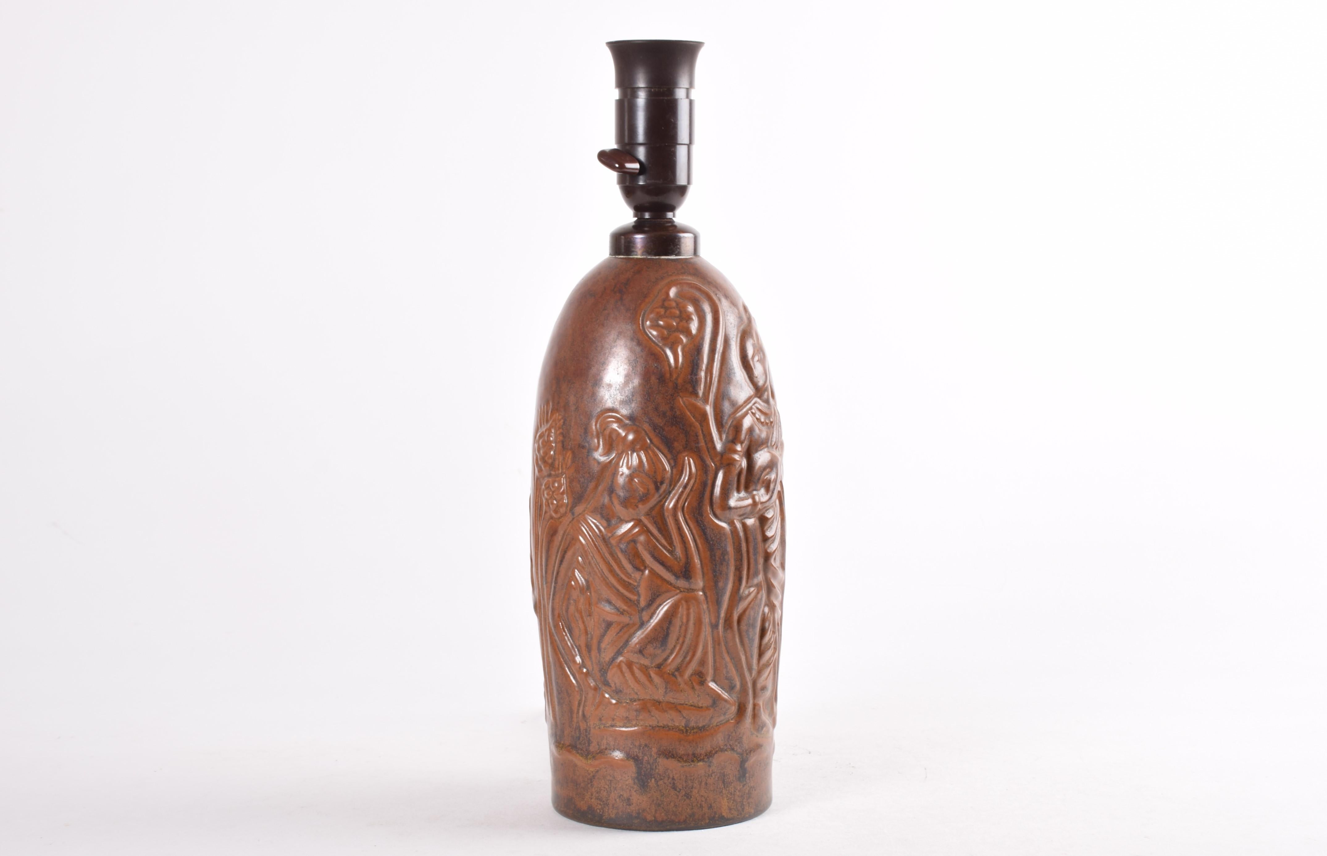 Danois Lampe de bureau danoise vintage en céramique émaillée marron à motif de trois femmes par L. Hjorth en vente