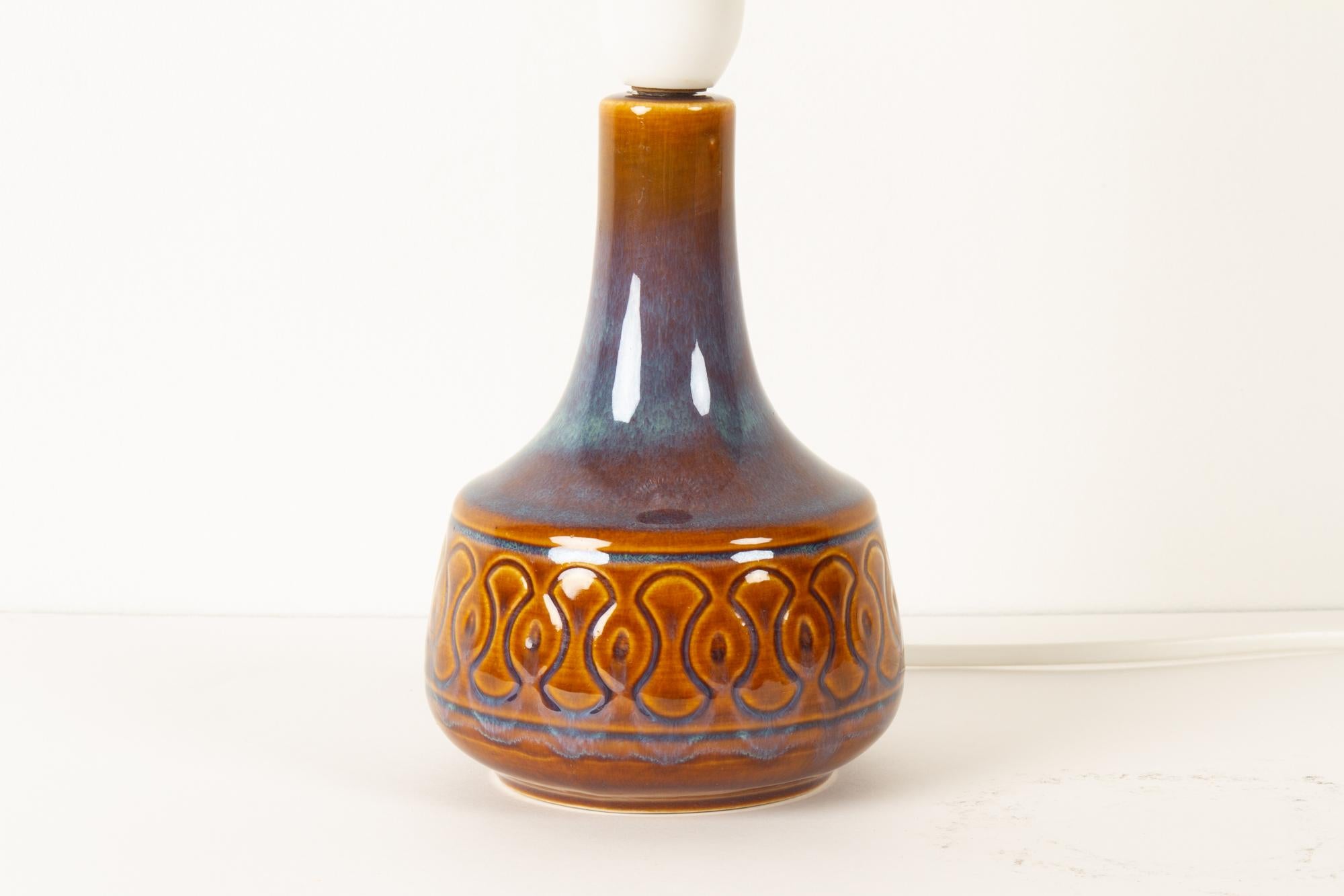 Lampada da tavolo danese vintage in ceramica di Søholm, anni '60
Piccola lampada da tavolo danese della metà del secolo scorso modello 2113-2 con smalto blu e marrone. 
Condizioni intatte e funzionanti. Ricablata. Presa E27.
