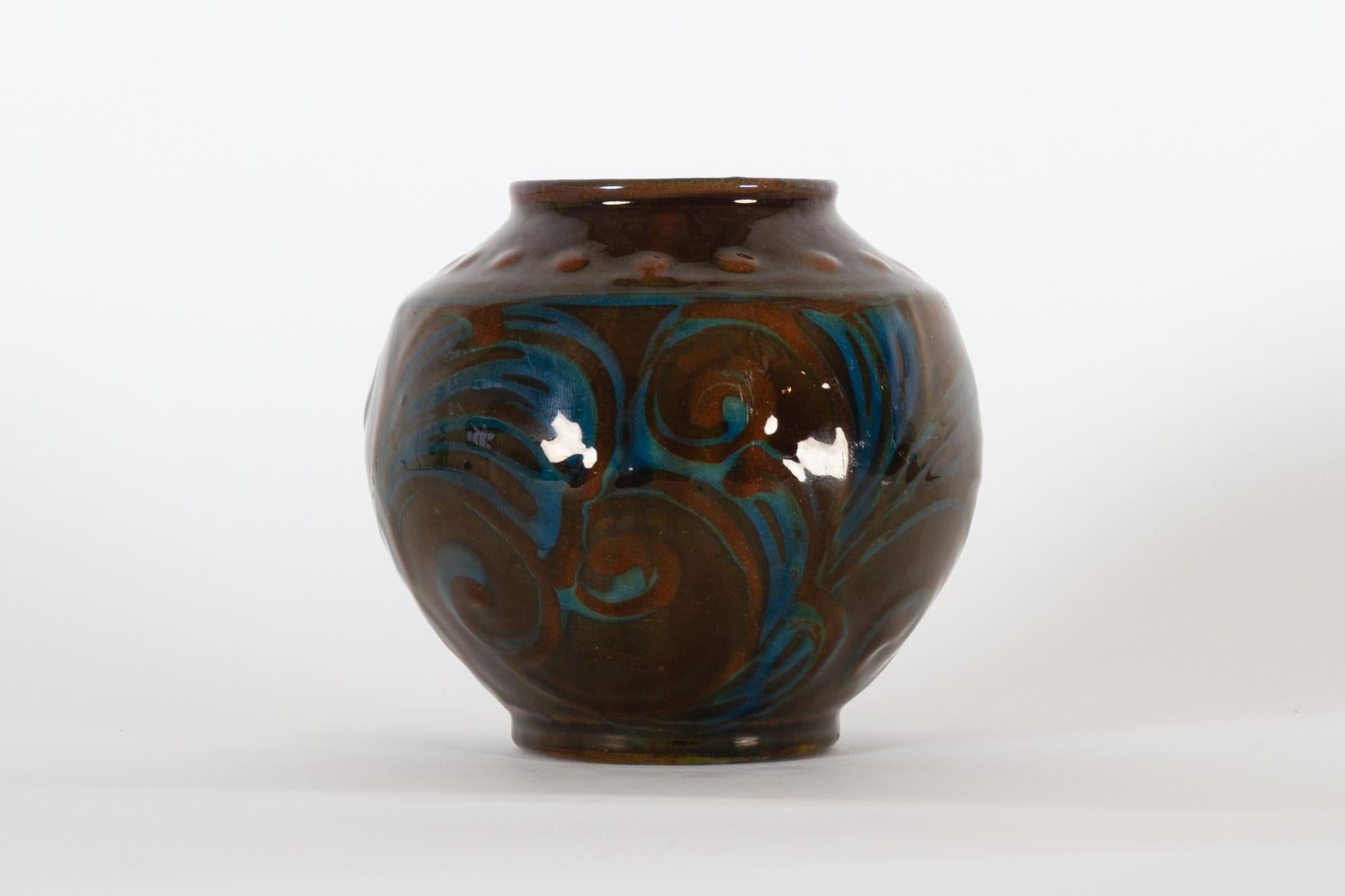 Vaso danese d'epoca in ceramica di Herman A. Kähler, 1930
Smalto di corno di mucca. Marrone con dettagli blu. Realizzato dal ceramista danese Herman A. August Kähler. Firmato HAK Danmark. Misura: altezza 11 cm.
Ottime condizioni, solo una leggera