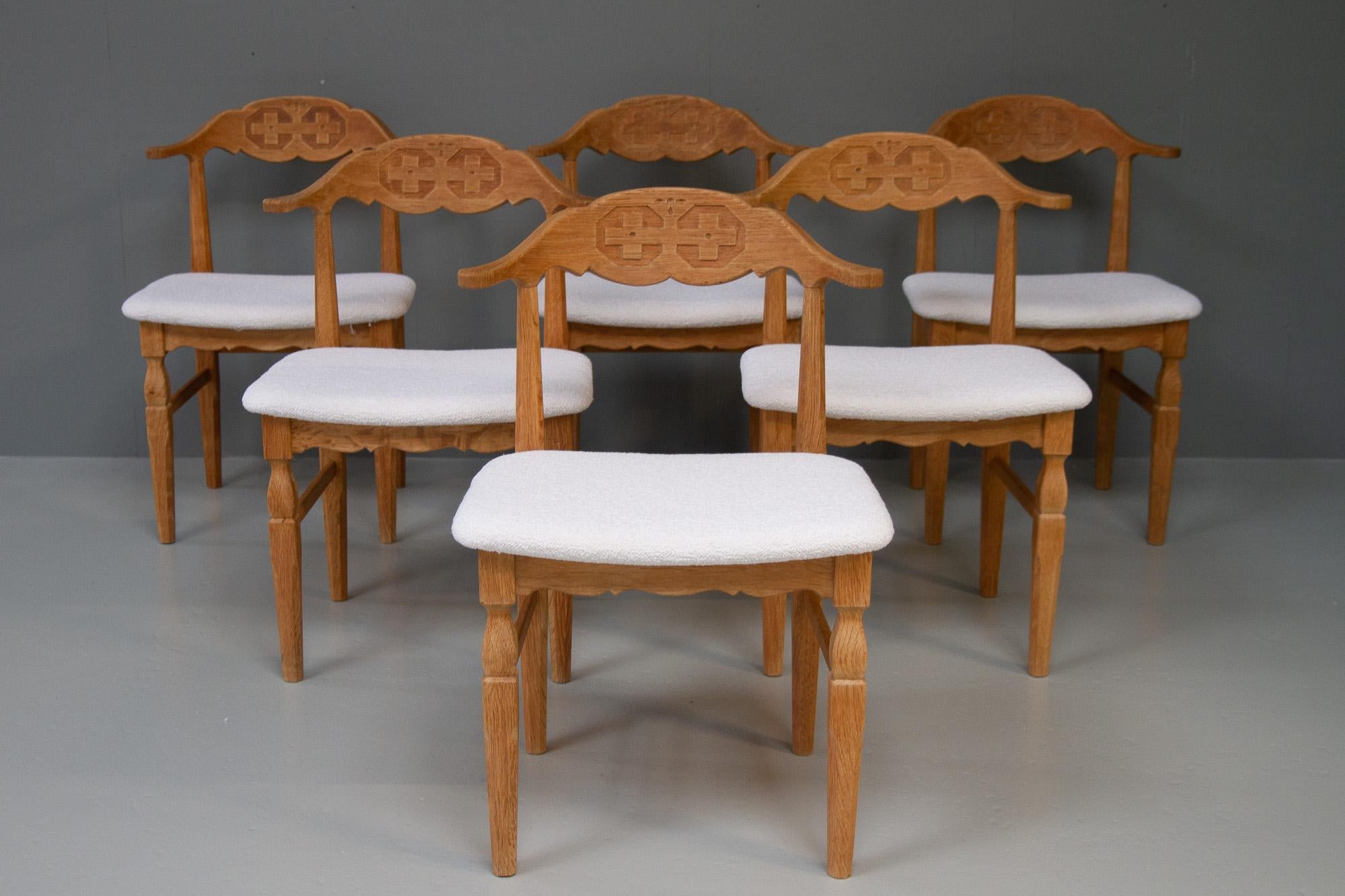Vintage Danish Chairs in Oak and Bouclé by Henning Kjærnulf 1960s. Set of 6.
Set of six Danish Modern dining chairs designed by wellknown Danish architect Henning Kjærnulf and manufactured by EG Møbler, Denmark in the 1960s.
Henning Kjærnulf is