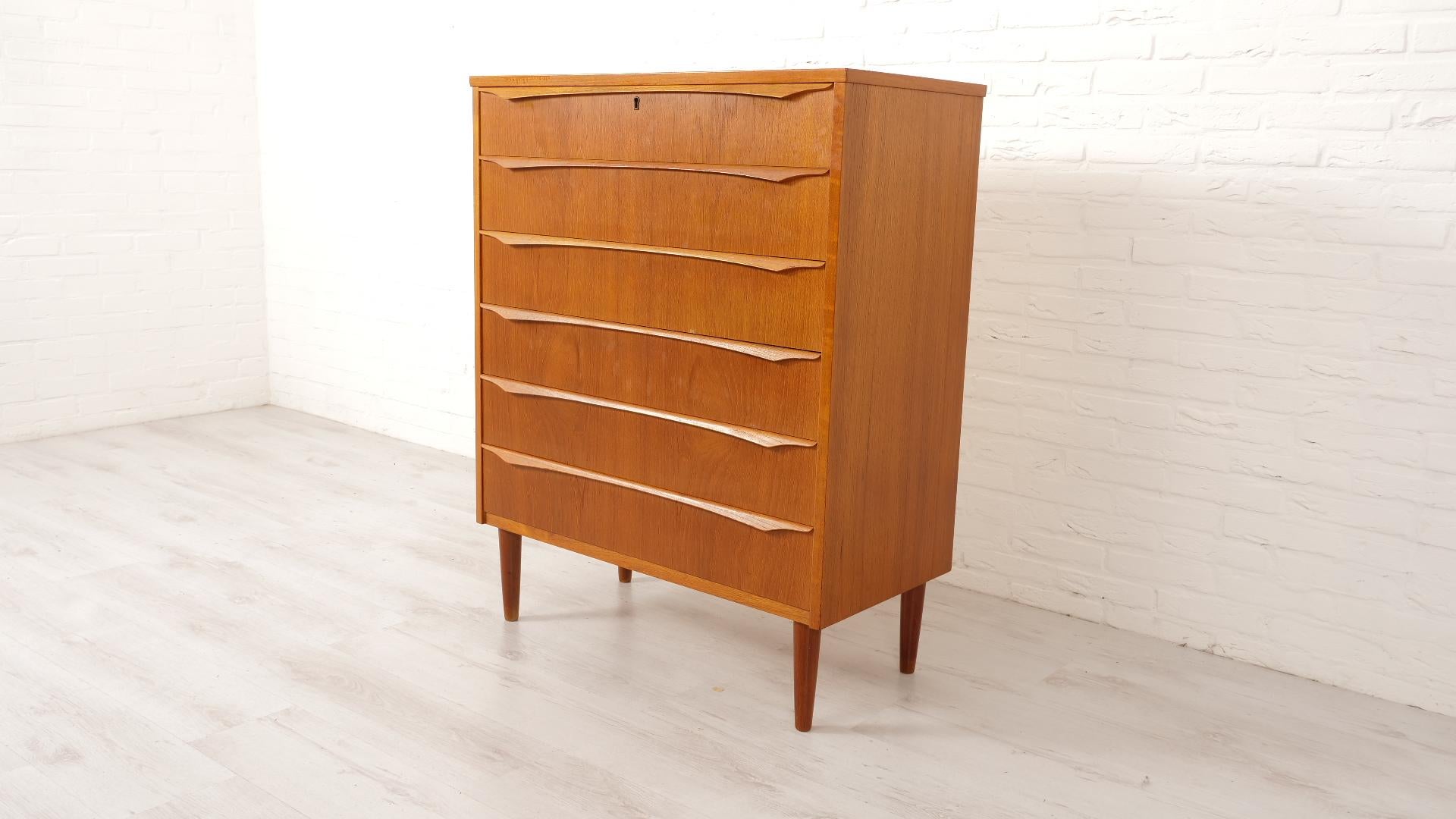 Mid-Century Modern Vintage Danish chest of drawers  Teak  6 drawers  108 cm For Sale