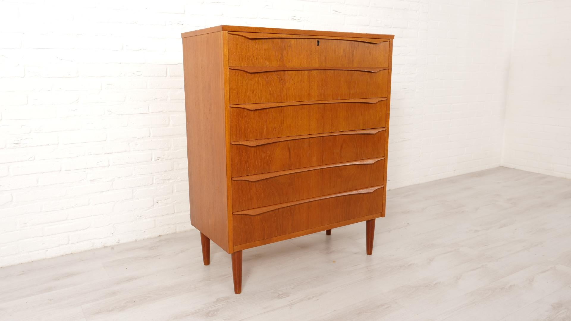 Vintage Danish chest of drawers  Teak  6 drawers  108 cm In Good Condition For Sale In VEENENDAAL, NL