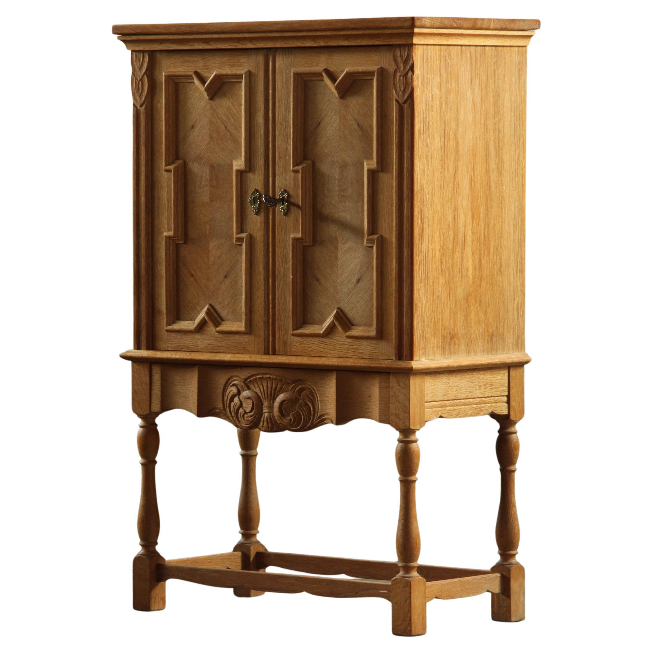 Mobile danese vintage in quercia Chevron, stile barocco Henning Kjærnulf, anni
60