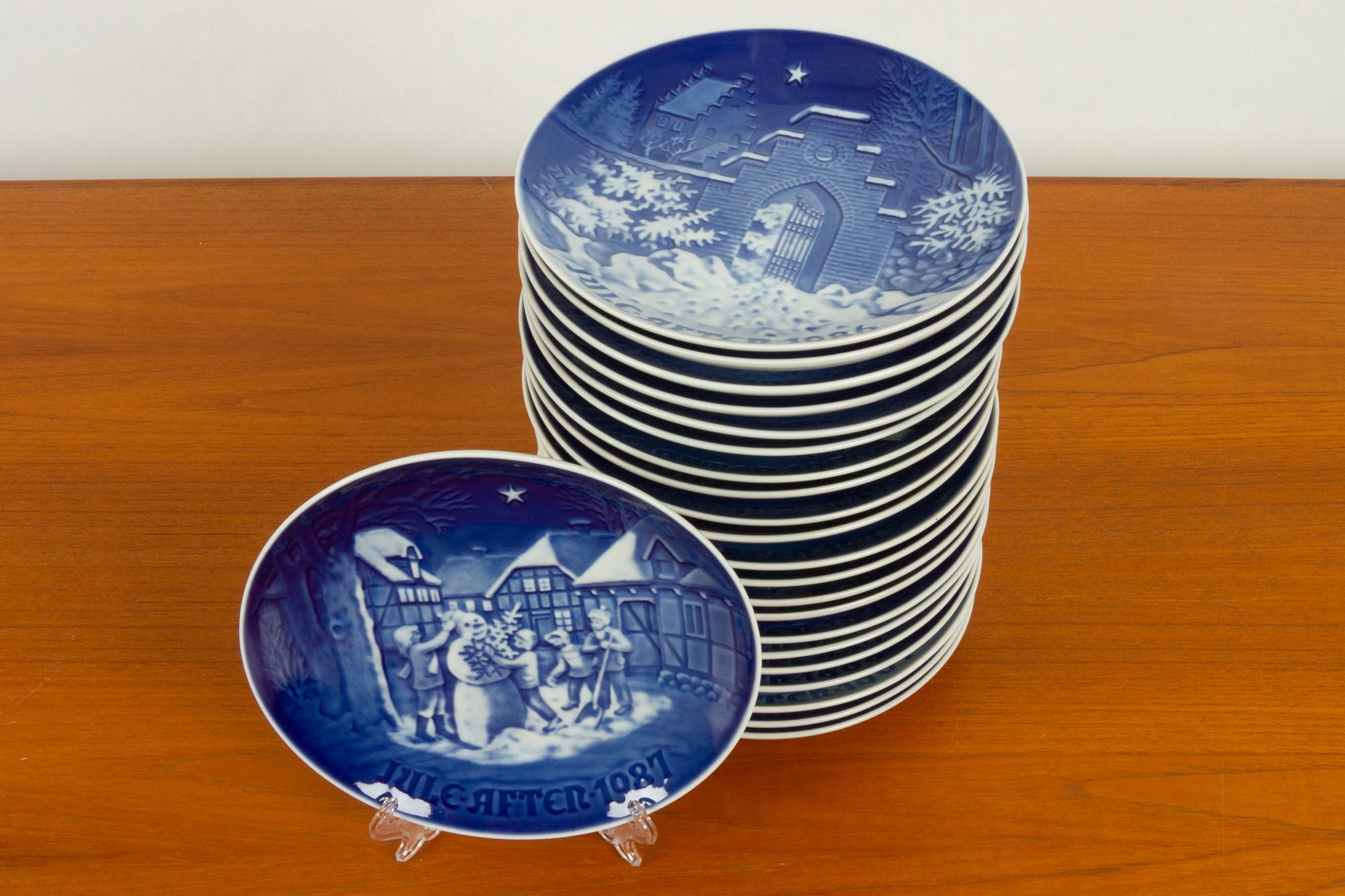 Vintage Danish Christmas platters, set of 23
23 hand painted porcelain plates from Bing & Grøndahl in Denmark.
This sets is from 1965-1987. Each year is in this set.
Can hang on the wall or be used as a dish. Dishwasher safe.
Very good