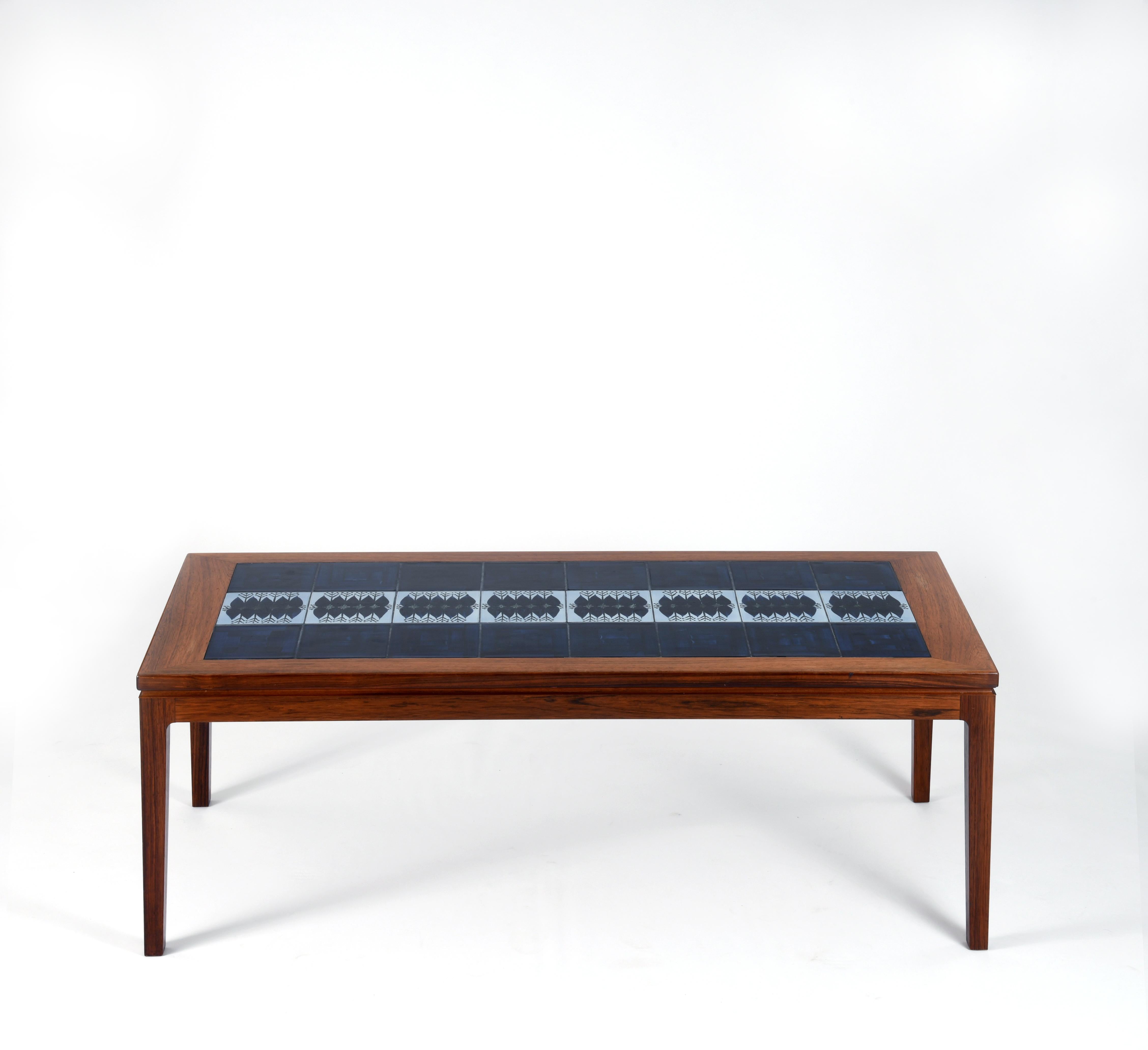 Vintage Danish Coffee Table Wood and Deep Blue Ceramic In Good Condition In SAINT-YRIEIX-SUR-CHARENTE, FR