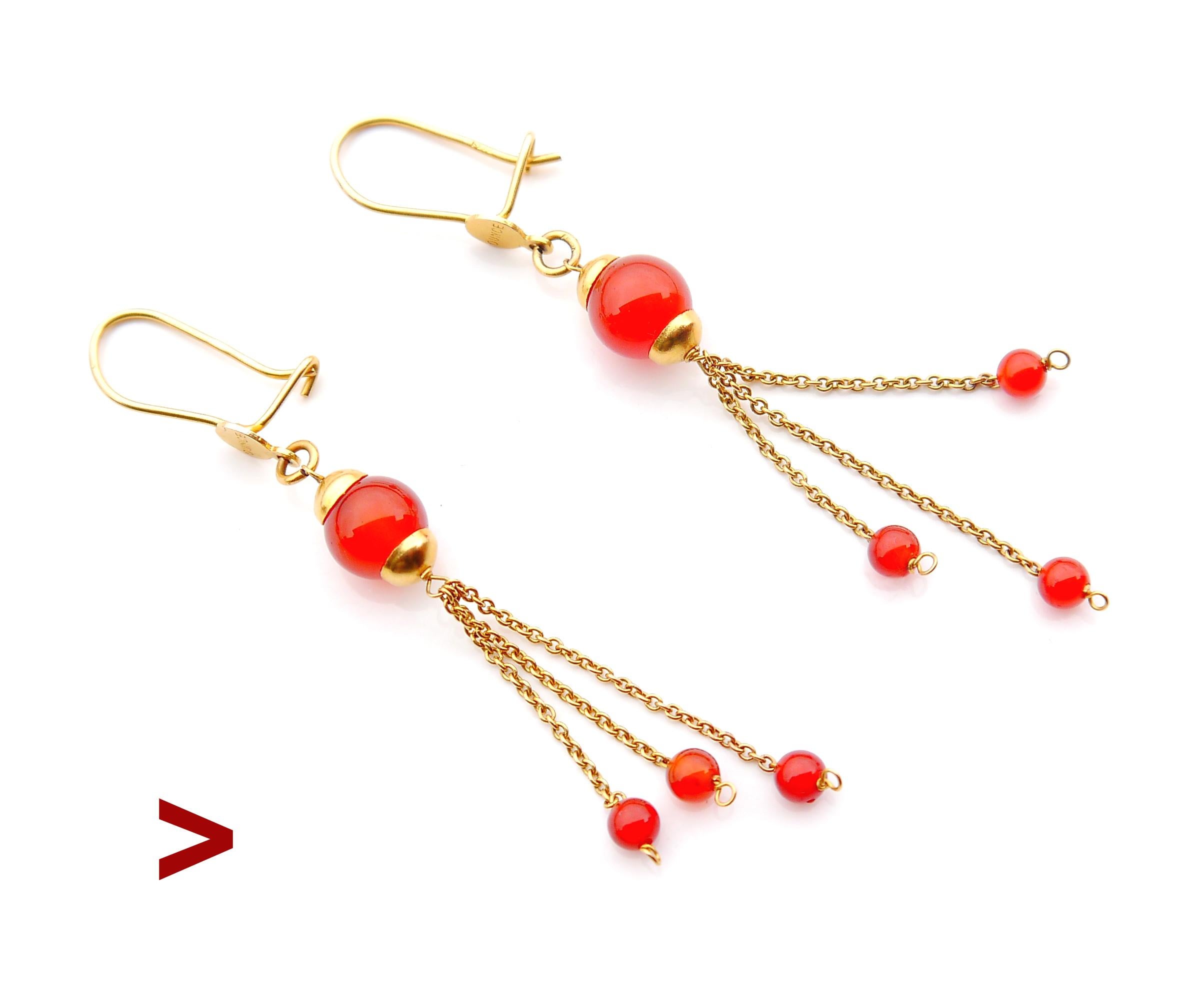 Ein Paar von  dänische Vintage-Anhänger an Haken aus massivem 18-karätigem Gelbgold, verziert mit Natursardinen im Rundschliff.

Runde, baumelnde Teile sind frei aufgehängt. Gepunzt 750.

Jeder Ohrring ist etwa 73 mm lang, einschließlich