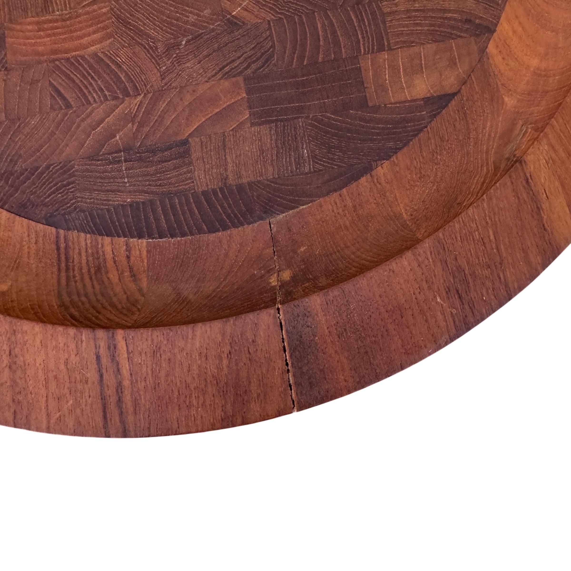 Modernes Schneidebrett mit Fuß aus Teakholz, entworfen von Jens H. Quistgaard für Dansk, Dänemark, Mitte des Jahrhunderts. Dieses vielseitige Stück ist das perfekte Werkzeug zum Schnitzen und Servieren. Es ist mit einem Hirnholzkern ausgestattet und