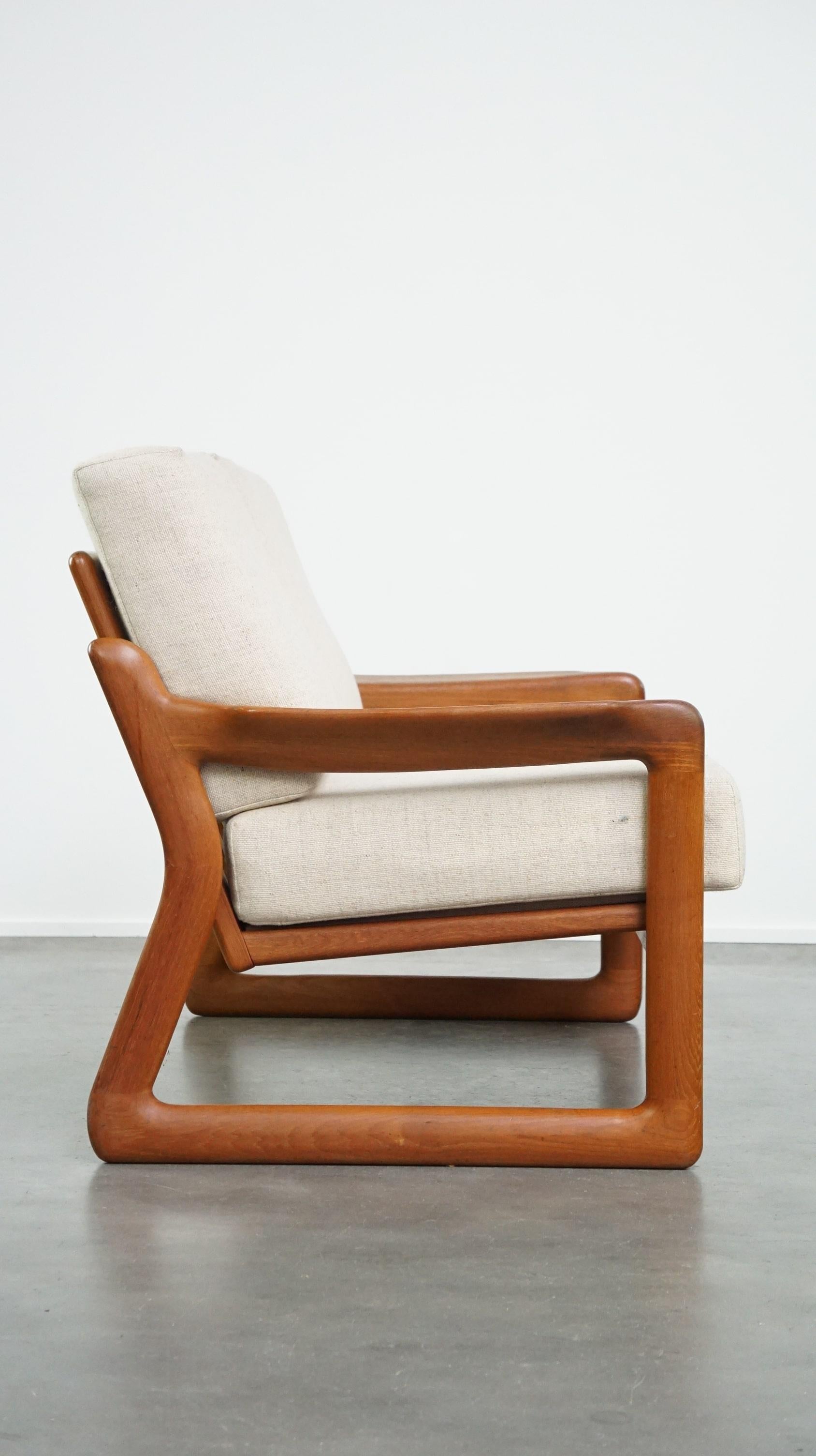 Was für ein fantastisches Vintage-Sofa ist das! Er bietet einen ausgezeichneten Komfort und wirkt durch seine MATERIAL- und Farbwahl zeitlos und sehr aktuell. Dieses Sofa fügt sich nahtlos in jeden Einrichtungsstil ein - ob klassisch oder modern, es