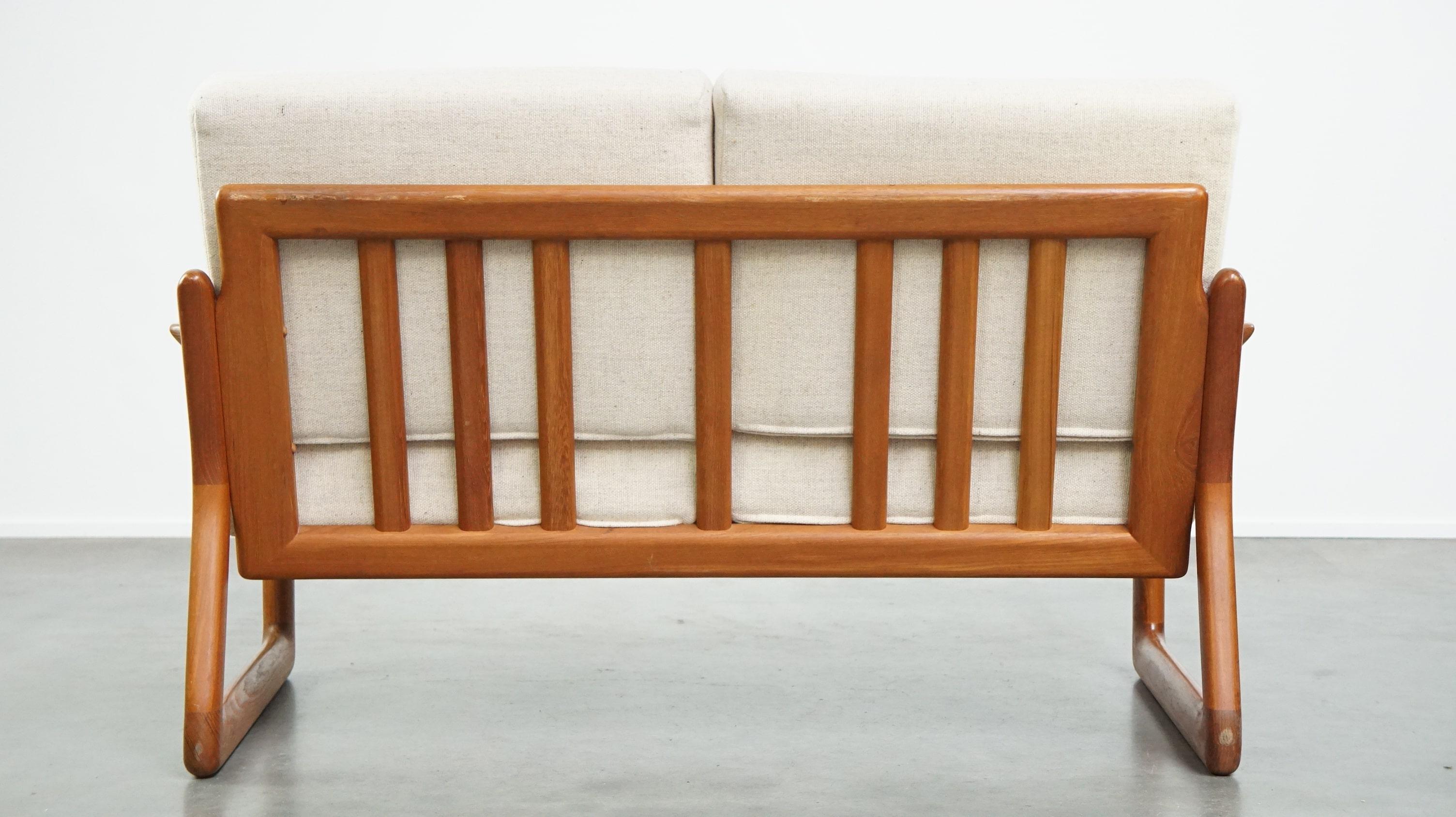 2-Sitzer-Sofa im dänischen Design aus den 1960er Jahren von Arne Wahl für Komfort (Handgefertigt) im Angebot