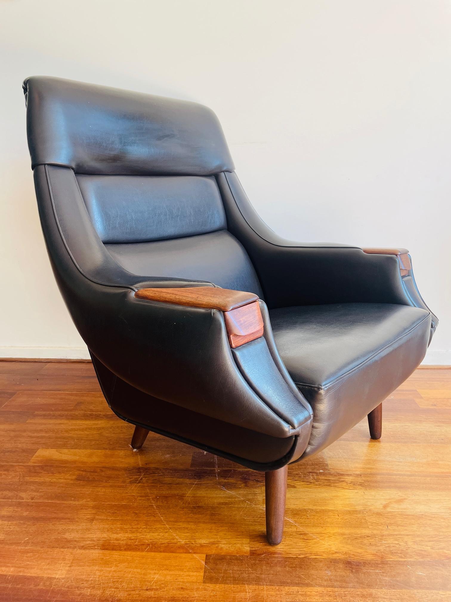 Henry Walter Klein for Bramin, lounge chair, black leather, wood, Denmark, 1960s.

Robust and comfortable lounge chair by the Danish designer H.W. Klein. The slightly curved shape of the backrest has a highly inviting appearance. The chair has