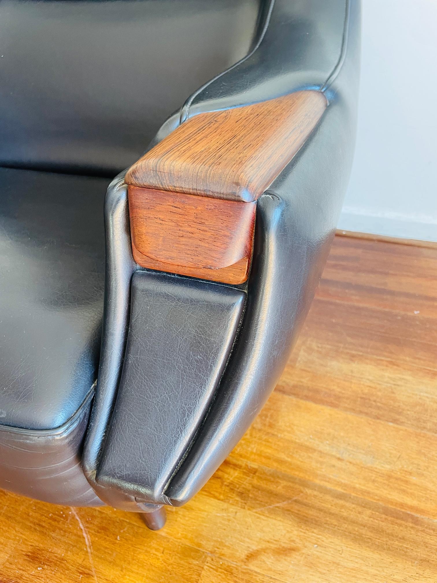 Leather Vintage Danish Design Armchair. Henry Walter Klein for Bramin Møbler Mid-century For Sale