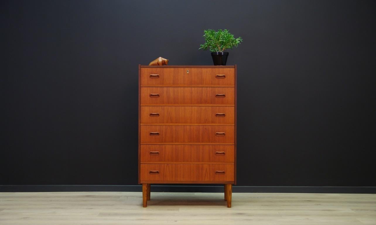 Impressive chest of drawers from the 1960s-1970s, minimalist form - Danish design. Six practical drawers, the whole veneered with teak. Handles made of teak. It does not have a key. Preserved in good condition (small dings and scratches) - directly
