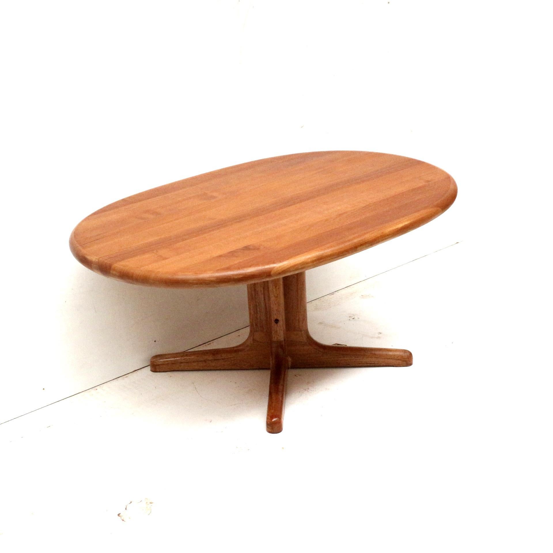 Table basse vintage au design danois en teck massif fabriquée dans les années 60.

Dimensions :
Longueur : 114 cm
Profondeur : 76 cm
Hauteur : 50 cm