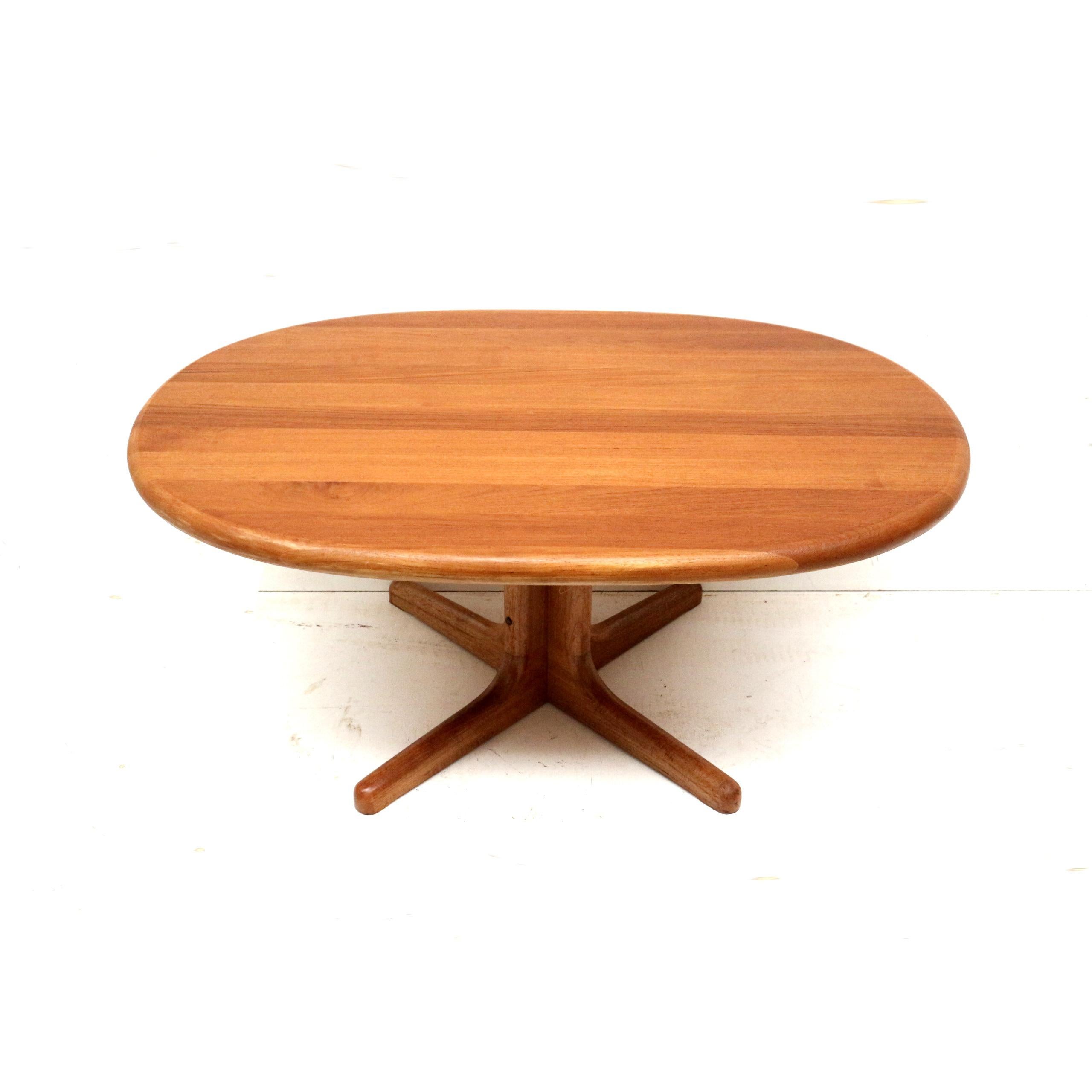 Table basse danoise design vintage en bois de teck massif fabriquée dans les années 60 Bon état - En vente à Breda, NB
