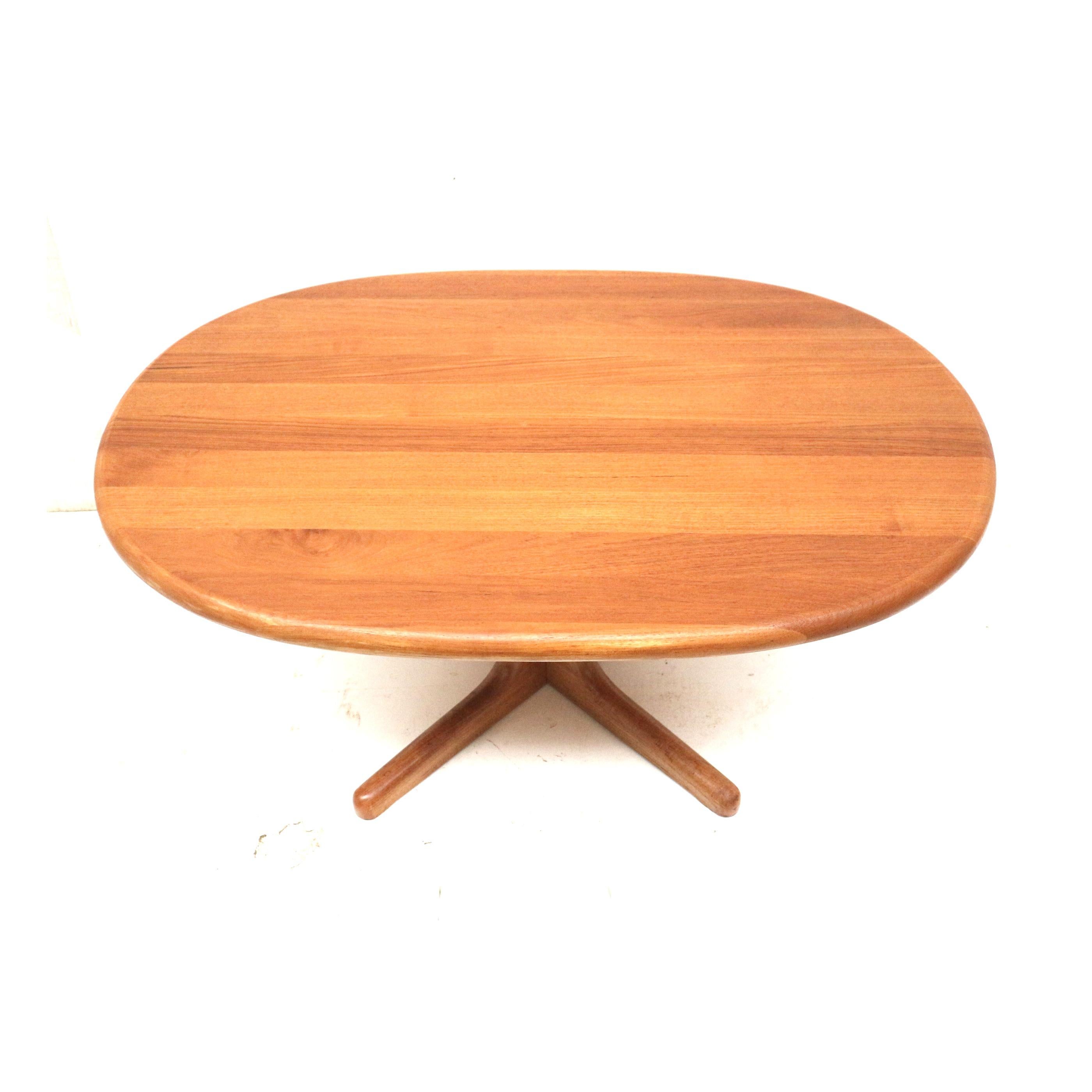 Milieu du XXe siècle Table basse danoise design vintage en bois de teck massif fabriquée dans les années 60 en vente