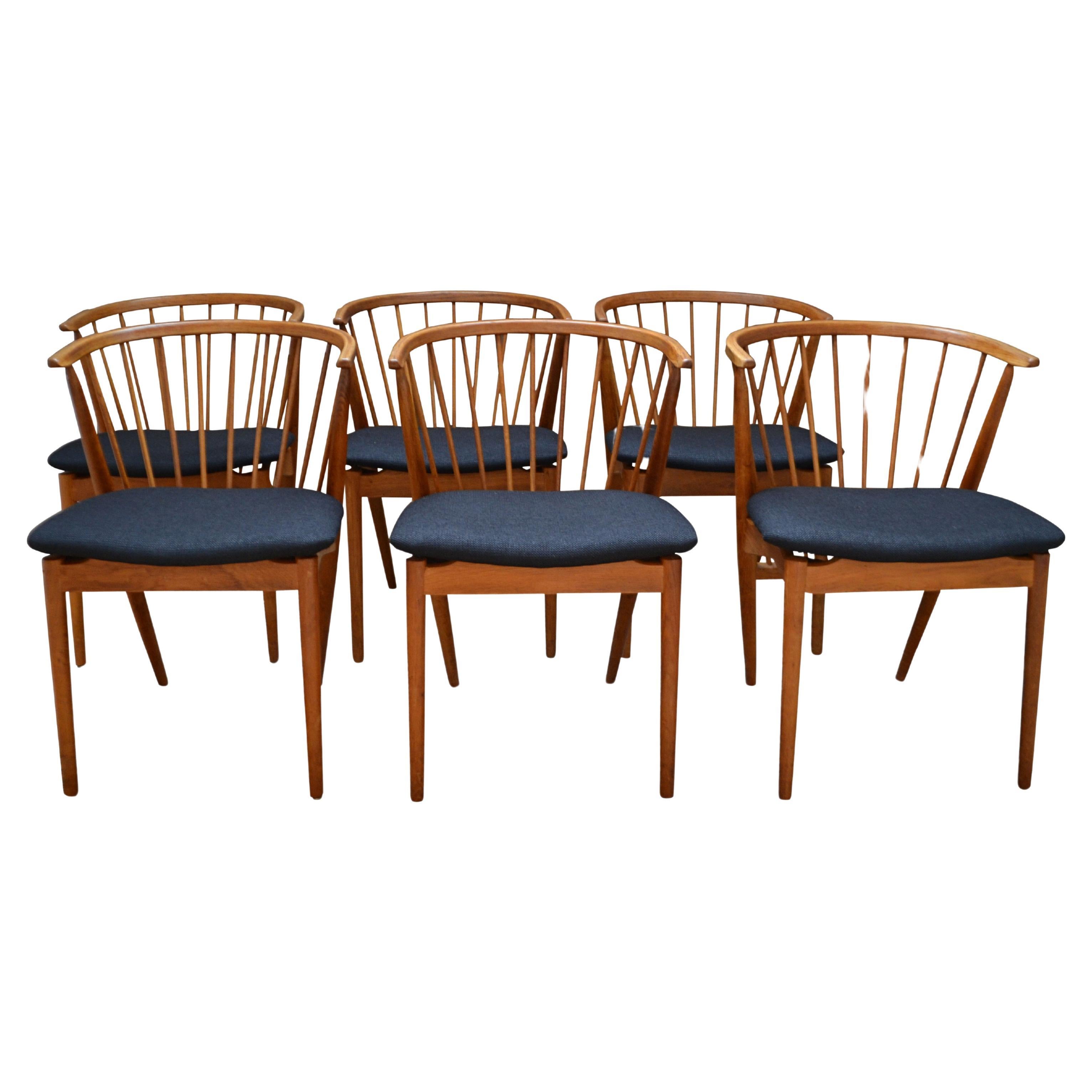 Cet ensemble unique de 6 chaises de salle à manger oa au design danois vintage a été conçu par Helge Sibast en 1953 pour Sibast Møbler. Ce modèle n° 6 est caractérisé par un dossier de forme magnifique. Tous les sièges sont recouverts d'un nouveau