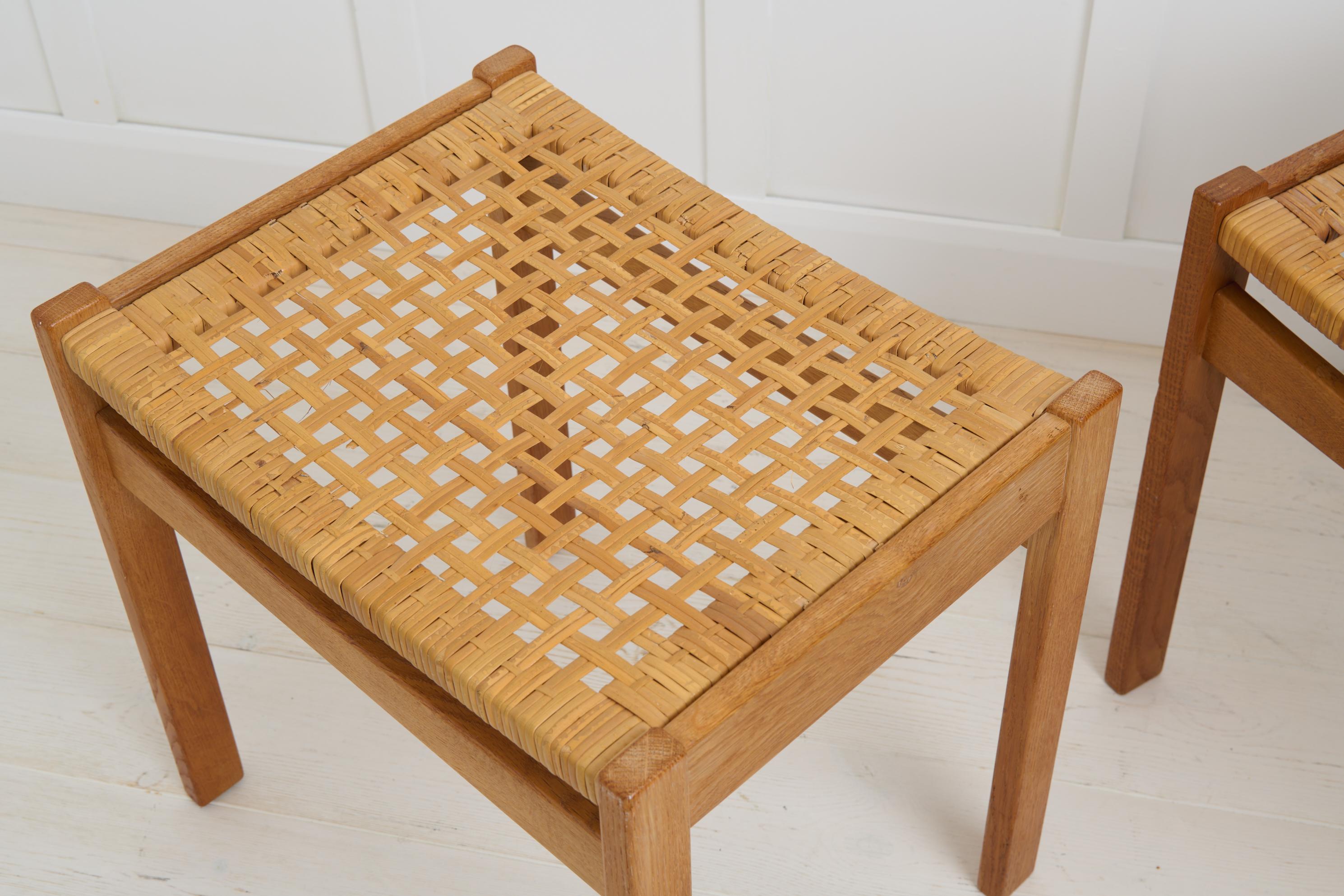 Pareja de reposapiés de diseño danés vintage de roble y ratán, moderno escandinavo siglo XX en venta
