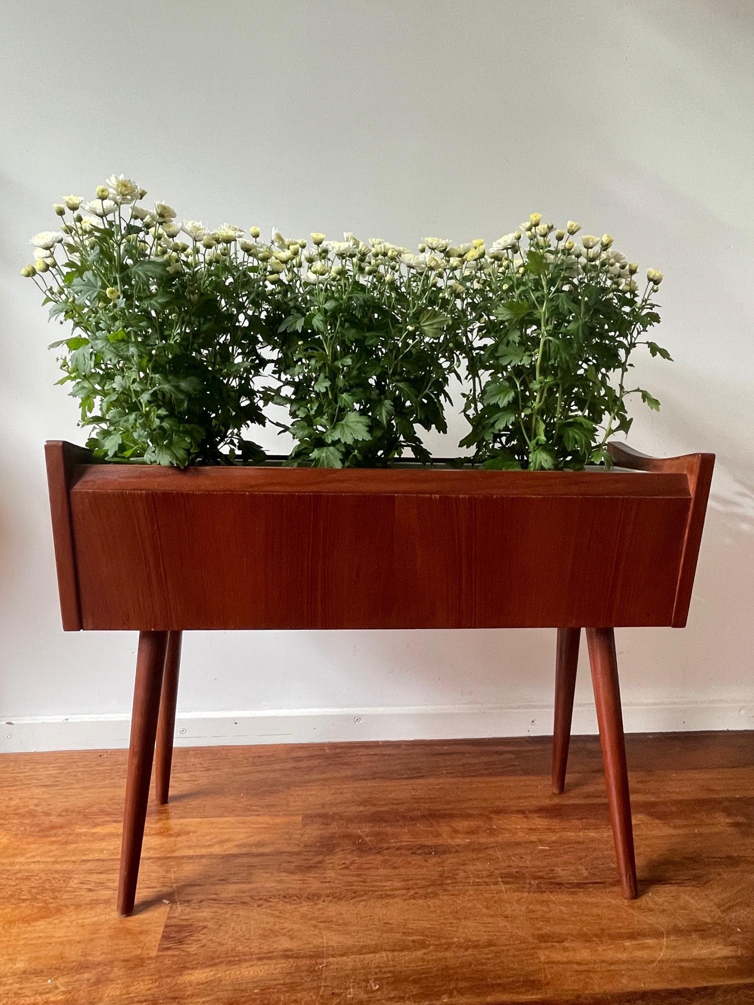 What a great item! This wooden planter is a typical Danish Design icon. A must have for everybody who loves a a good piece of wooden design in their home. The planter is in great shape with just minor signs of usage. A great eyecatcher in a store,