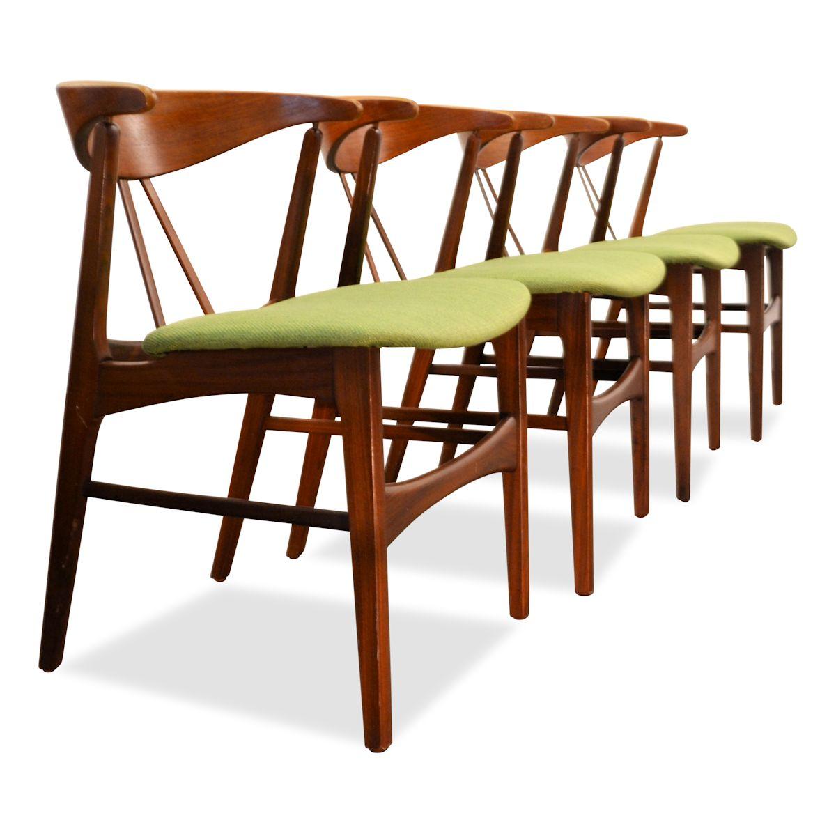 Set of four vintage Danish dining chairs designed in the 1960s. These elegantly designed teak and oakwood chairs are clearly inspired by the Hans Wegner “Wishbone chair”. Featuring characteristic organic curved backrests, excellent seating comfort