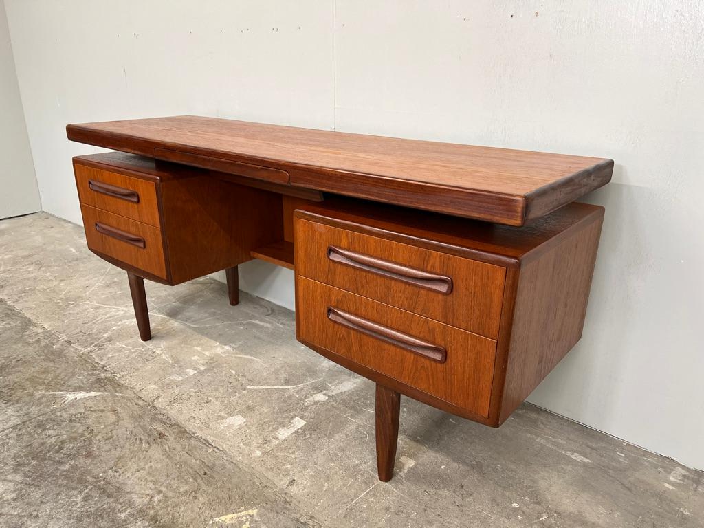 Vintage Danish designed 1960's teak minimalistic floating desk In Good Condition For Sale In Markington, GB