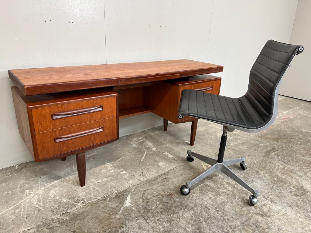 Vintage Danish designed 1960's teak minimalistic floating desk For Sale 1