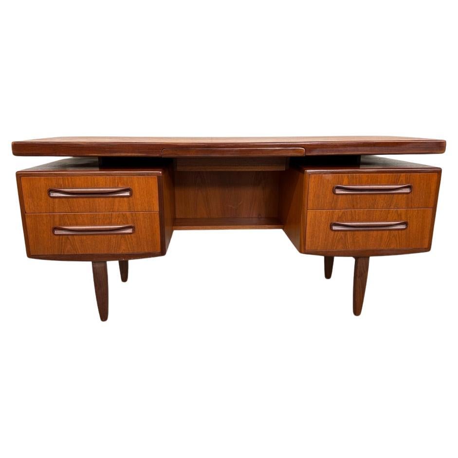 Scrivania galleggiante minimalista in teak danese vintage degli anni '60