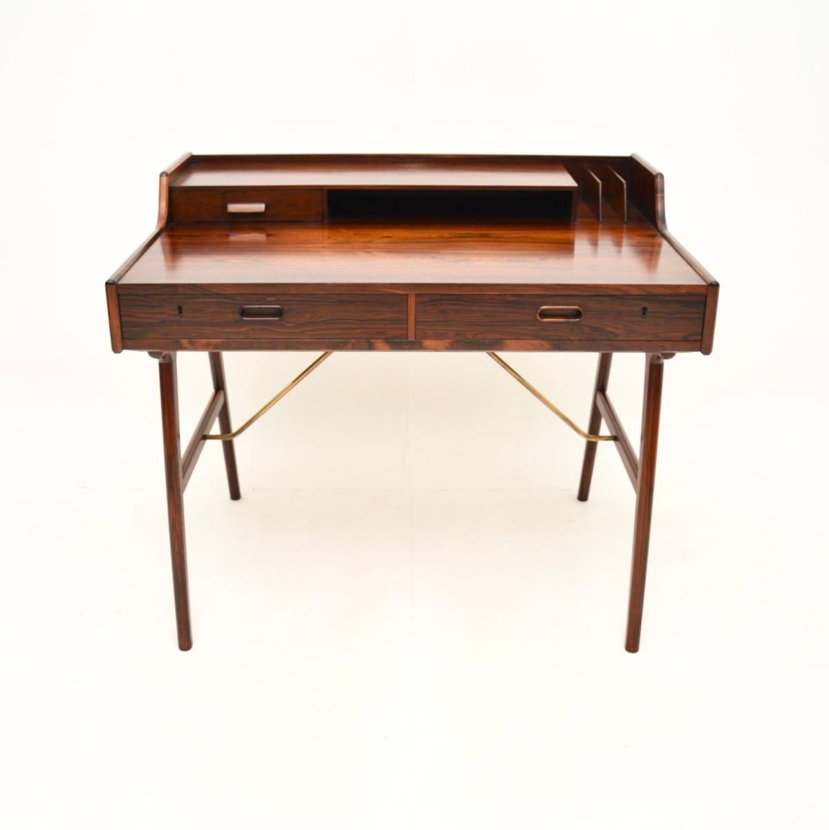 Un escritorio danés vintage absolutamente impresionante, obra de Arne Wahl Iversen. Fabricado en Dinamarca por Vinde Mobelfabrik, data de la década de 1960.

La calidad es extraordinaria, tiene un diseño bonito y muy práctico. Las vetas y los tonos