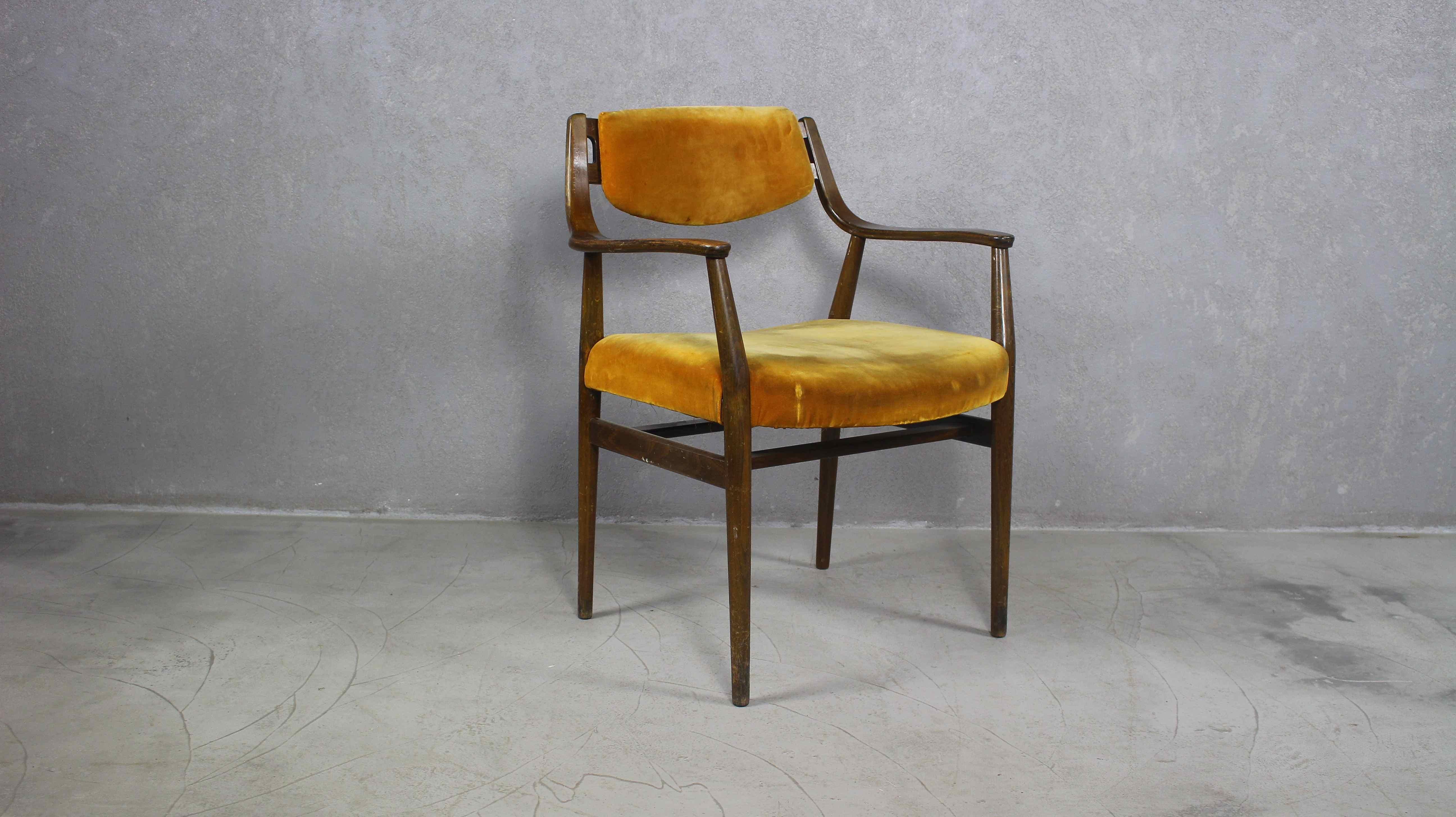 Vintage Danish wooden armchair from 1960s.
Elegant and sculptural Danish Mid-Century Modern armchair in solid wood. Round tapered legs. Flared armrests.
Very suitable as a desk chair
Similar design and details is known from Finn Juhl and Hans