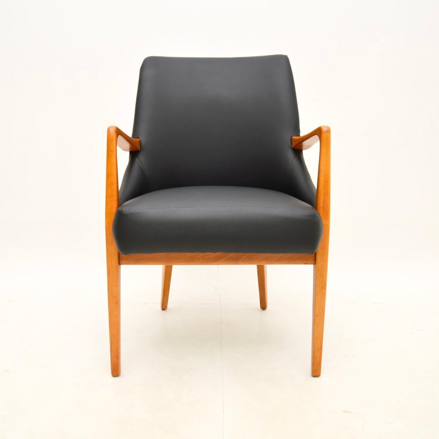 Une chaise de bureau / un fauteuil danois vintage très élégant et extrêmement confortable. Fabriqué au Danemark, il date des années 1960.

Il est d'une superbe qualité, avec une construction robuste et un beau design. Sa taille est parfaite pour
