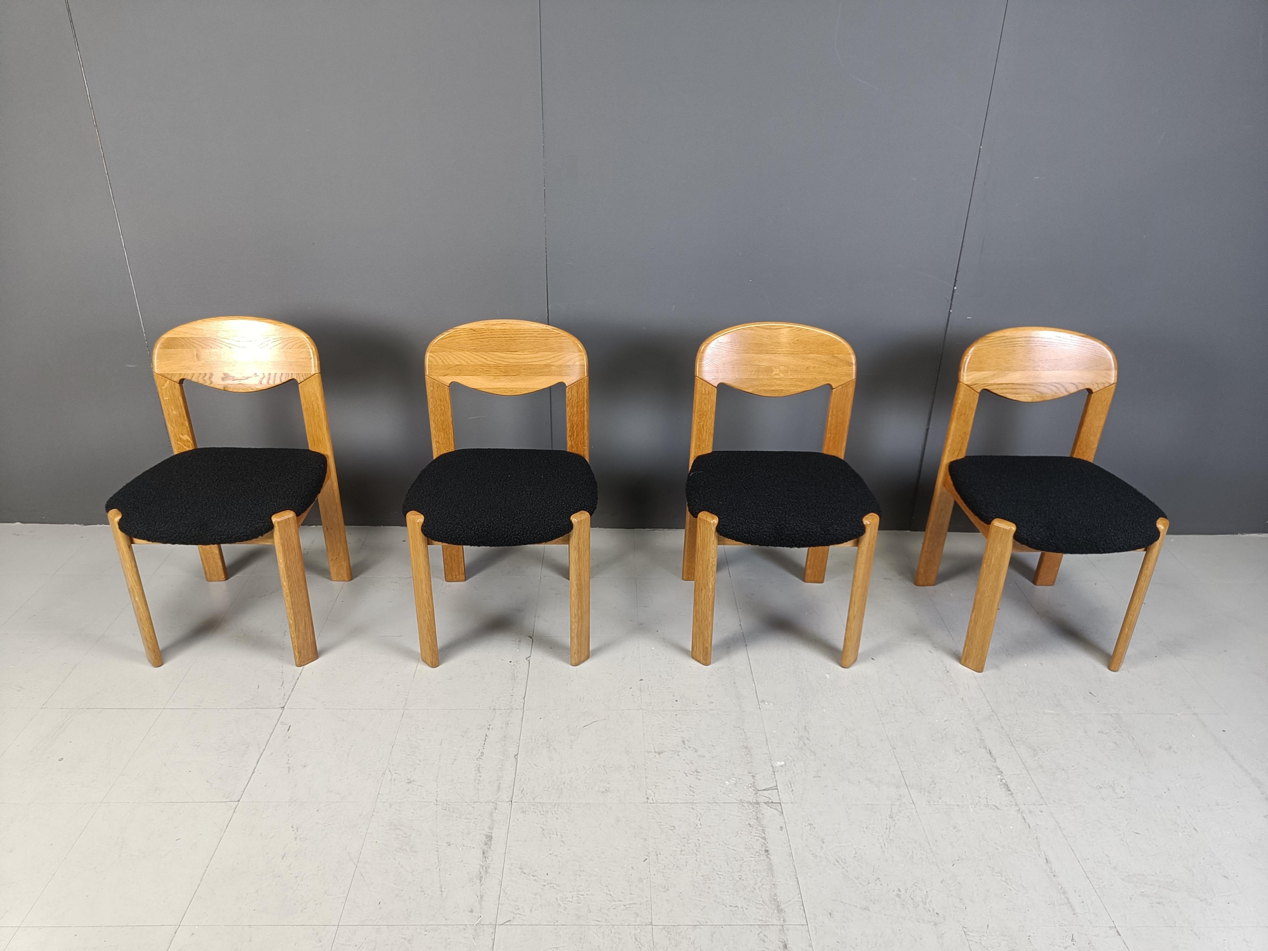 Esstischstühle aus massiver Eiche, hergestellt in Dänemark.

Elegante Gestelle mit neu gepolsterten Sitzen aus schwarzem Bouclé-Stoff.

Zeitlose Vintage-Stühle.

Sehr solide.

1970er Jahre - Dänemark

Abmessungen:
Höhe: 85cm
Breite: 50cm
Tiefe: 45