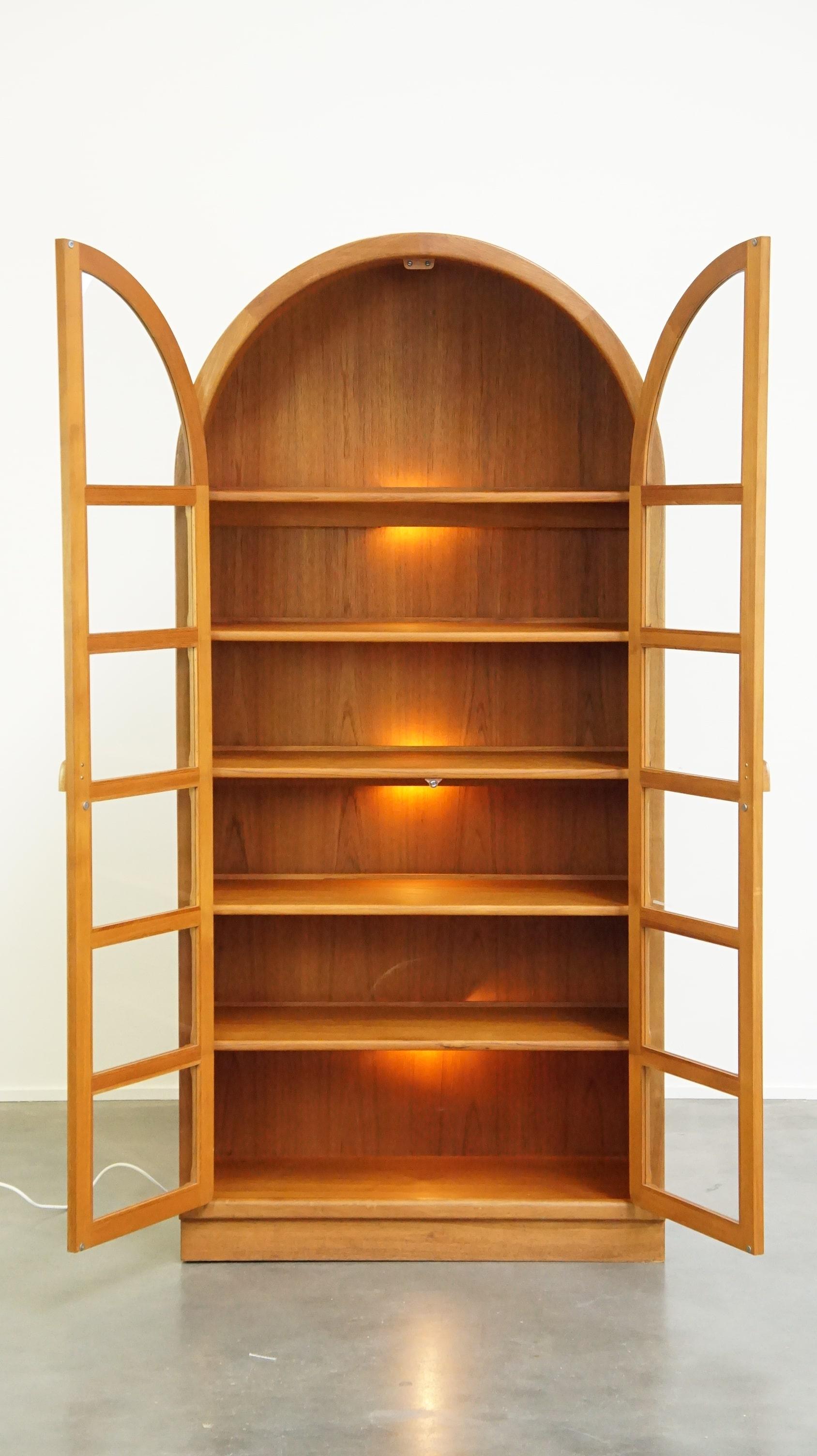 Un'opportunità unica per gli appassionati! Questa fantastica vetrina dal design vintage di Dyrlund risale agli anni '60 ed è stata realizzata in Danimarca. Con la sua illuminazione d'atmosfera e le sue vetrate, è davvero uno spettacolo. Presenta una