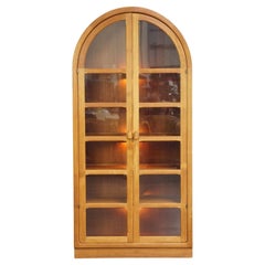 Vitrine danoise vintage avec panneaux de verre et éclairage atmosphérique
