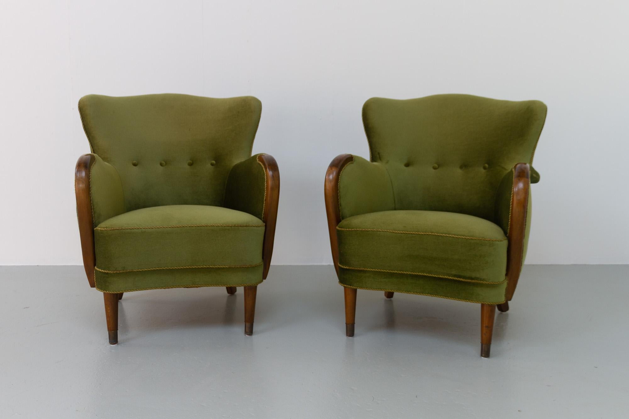 Vintage Danish Emerald Green Velvet Art Deco Lounge Chairs, 1940s. Set of 2.
Pair of vintage Art Deco club chairs upholstered in stunning emerald green mohair velvet made by cabinetmaker in Denmark in the 1940s. Original coil springs and newer